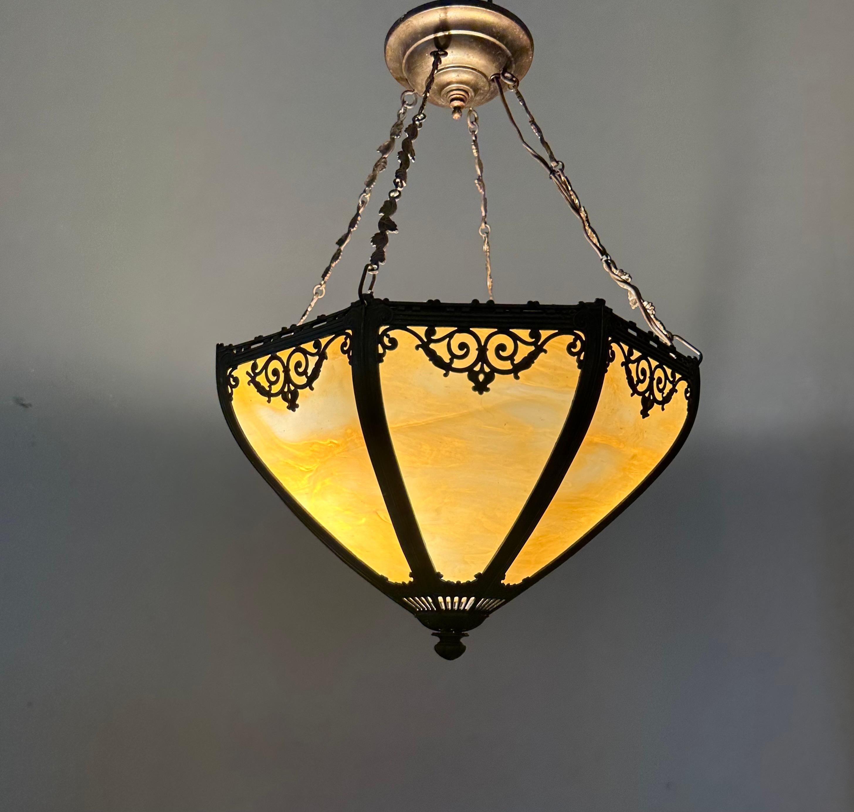 Lampada a sospensione in stile Tiffany con vetro caramellato e cornice in metallo in vendita 4