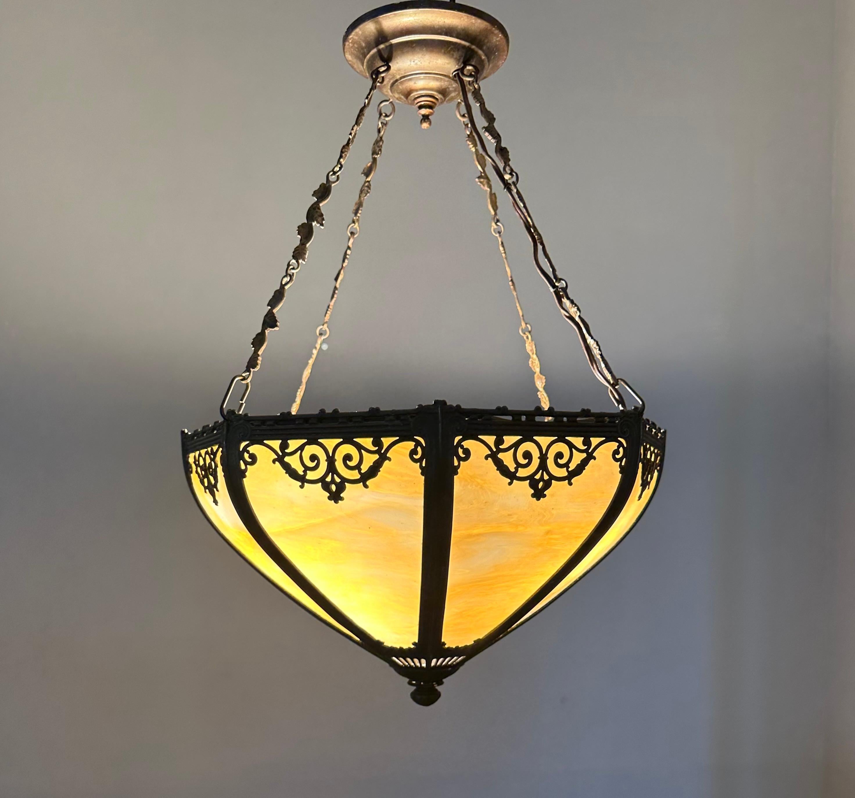 Lampada a sospensione in stile Tiffany con vetro caramellato e cornice in metallo in vendita 5