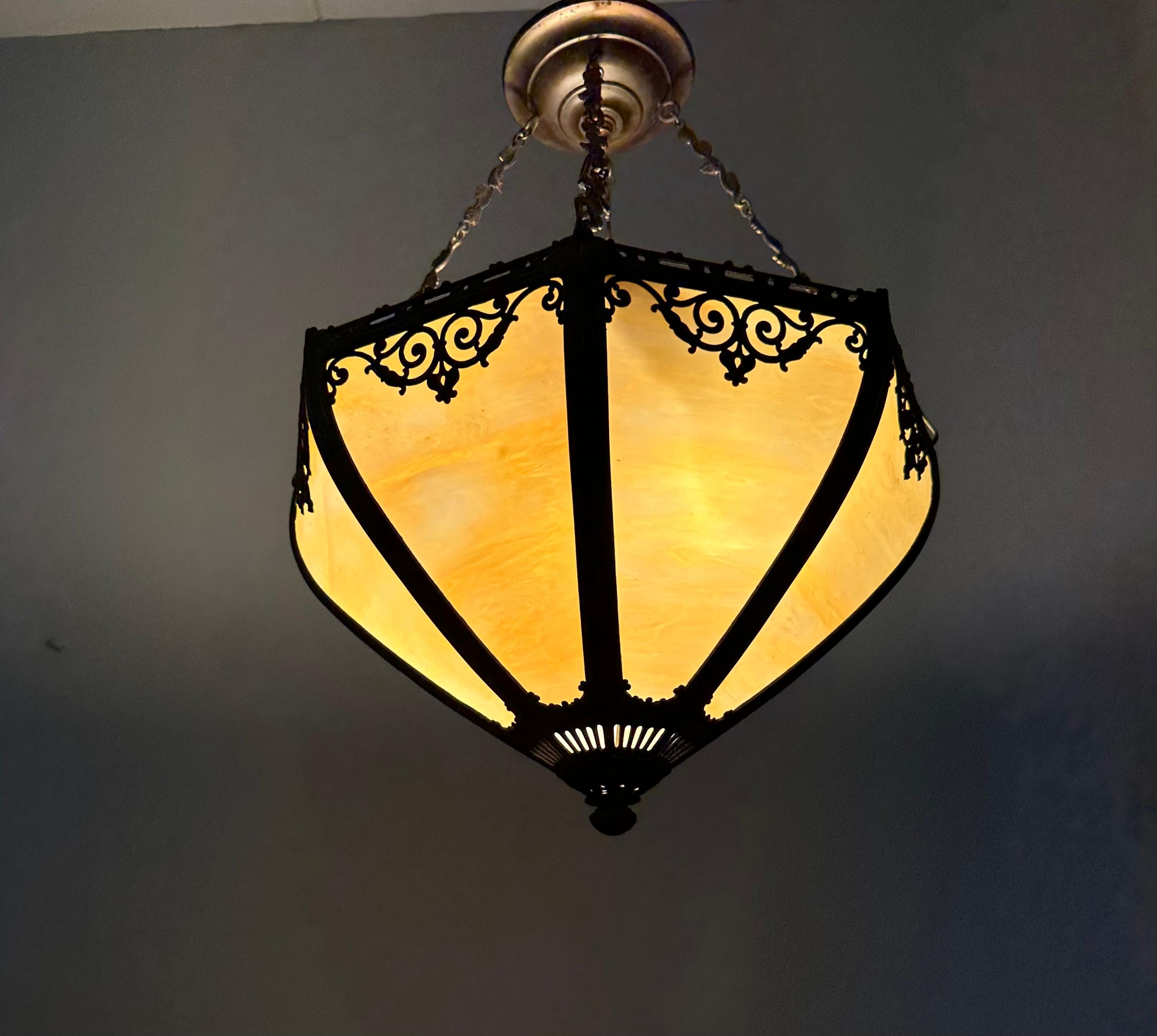 Lampada a sospensione in stile Tiffany con vetro caramellato e cornice in metallo in vendita 6