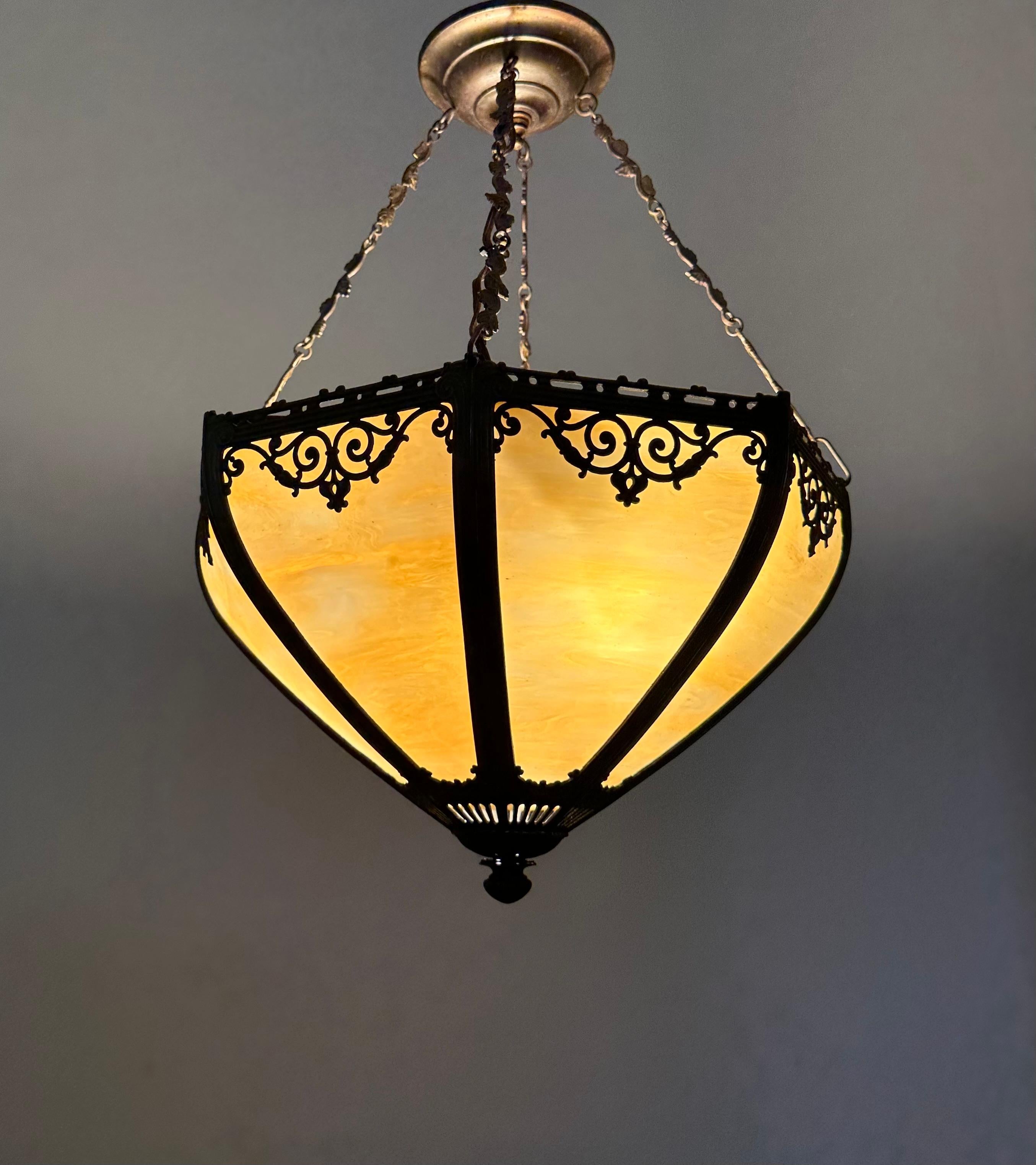 Lampada a sospensione in stile Tiffany con vetro caramellato e cornice in metallo in vendita 7