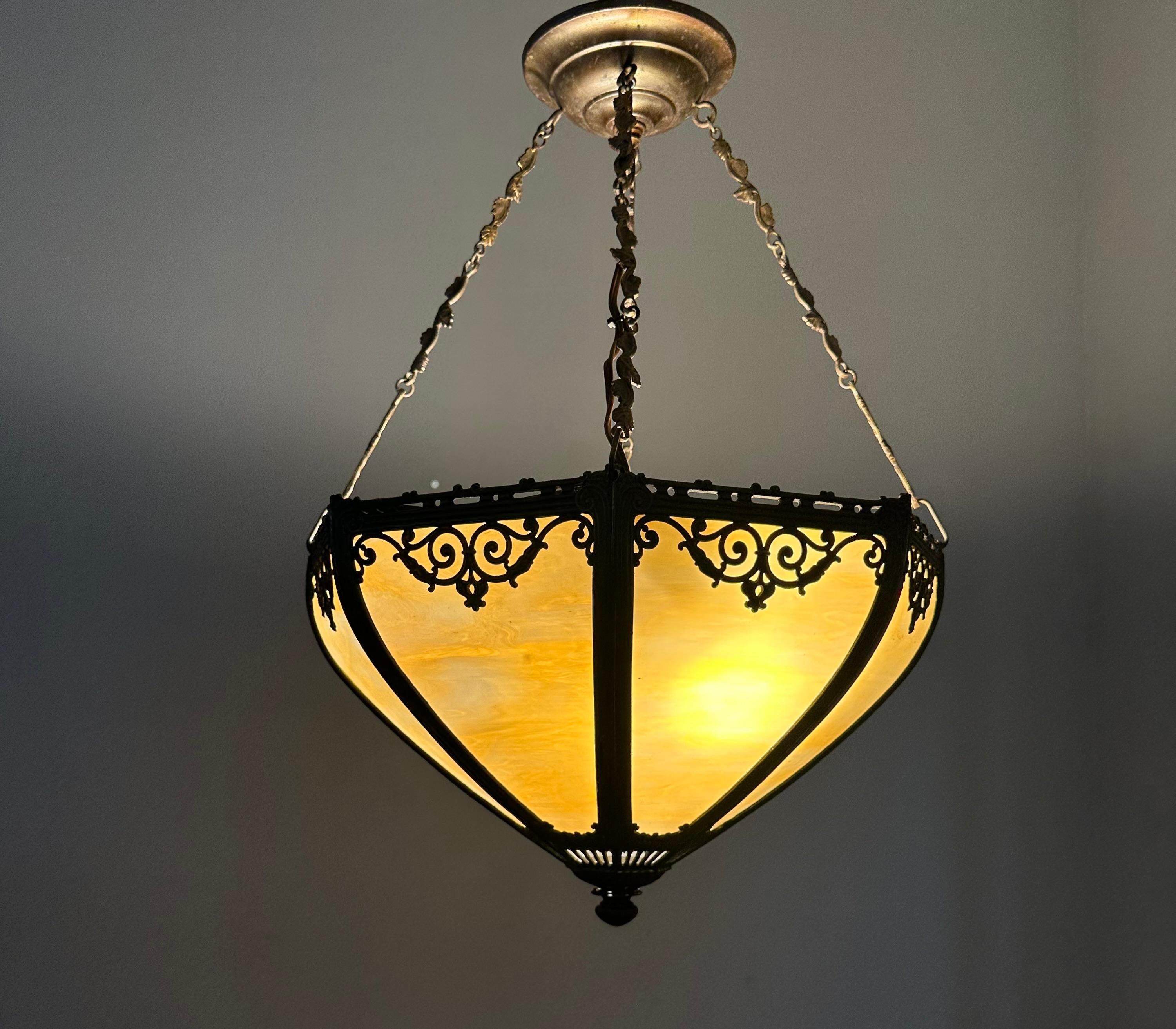Lampada a sospensione in stile Tiffany con vetro caramellato e cornice in metallo in vendita 8