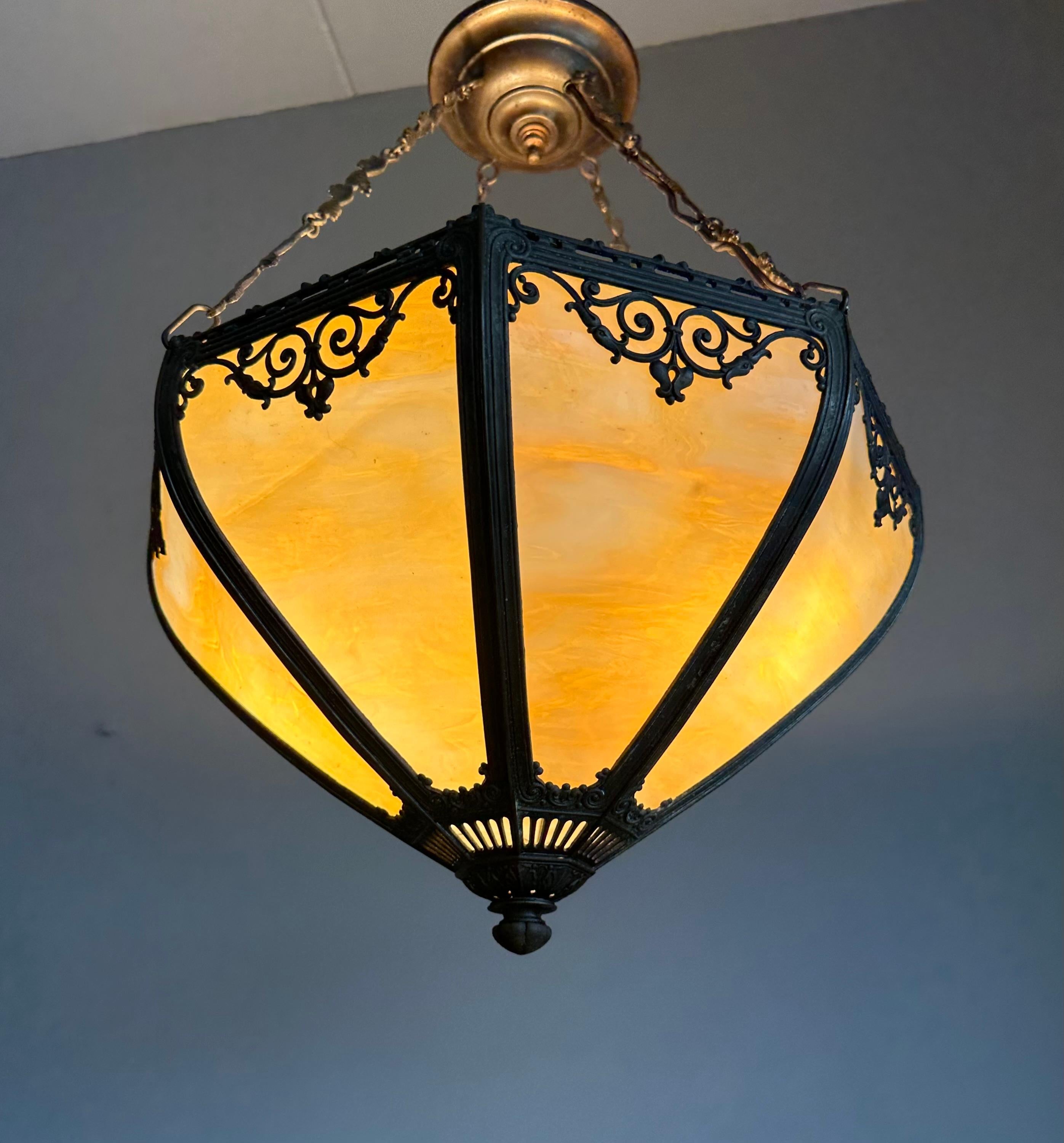 Lampada a sospensione in stile Tiffany con vetro caramellato e cornice in metallo in vendita 9