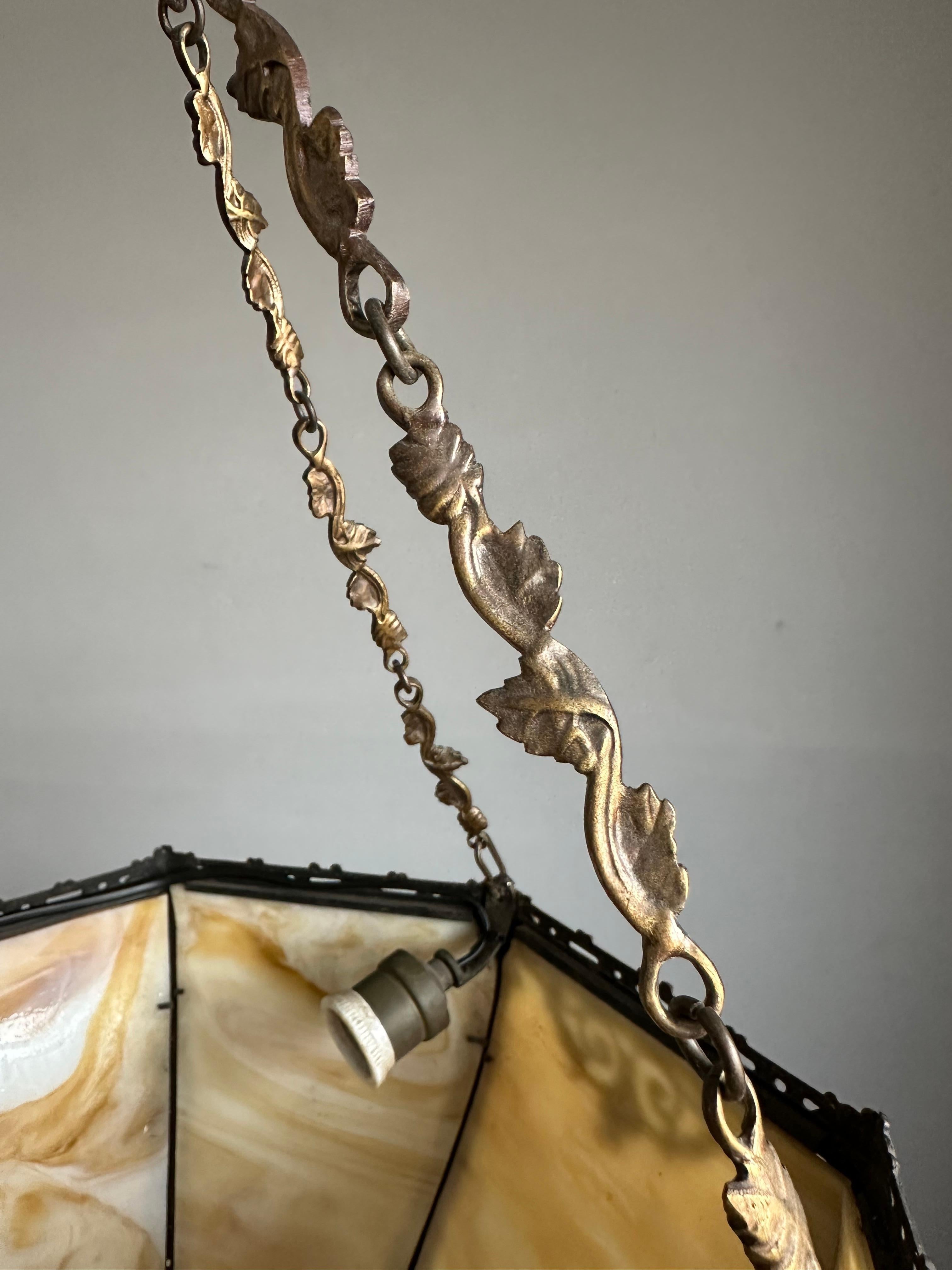 Lampada a sospensione in stile Tiffany con vetro caramellato e cornice in metallo in vendita 11