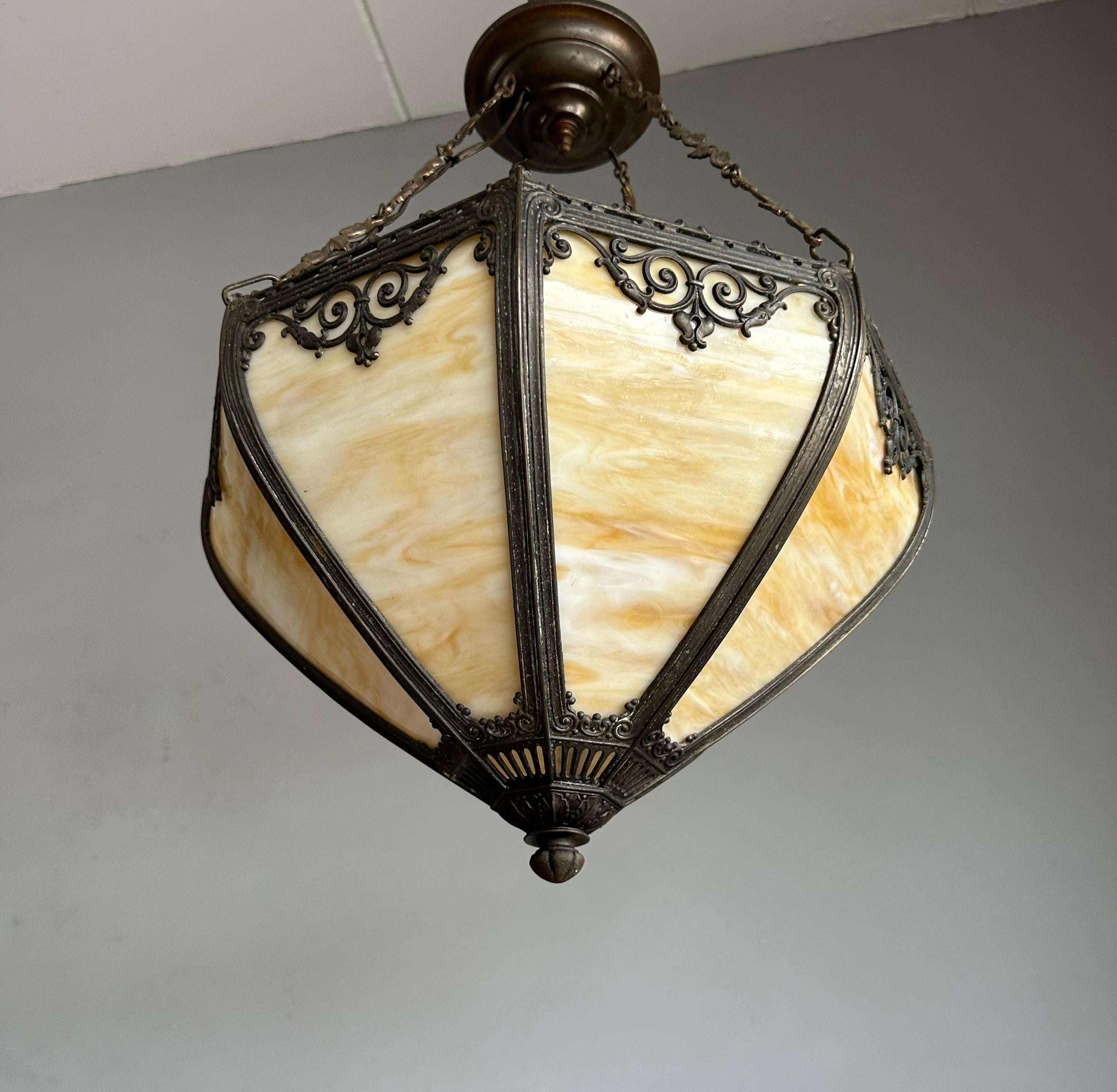 Lampada a sospensione vintage unica nel suo genere e realizzata interamente a mano.

Questa lampada semi-antica è dotata di 8 bellissimi pannelli di vetro curvo in stile Tiffany, 