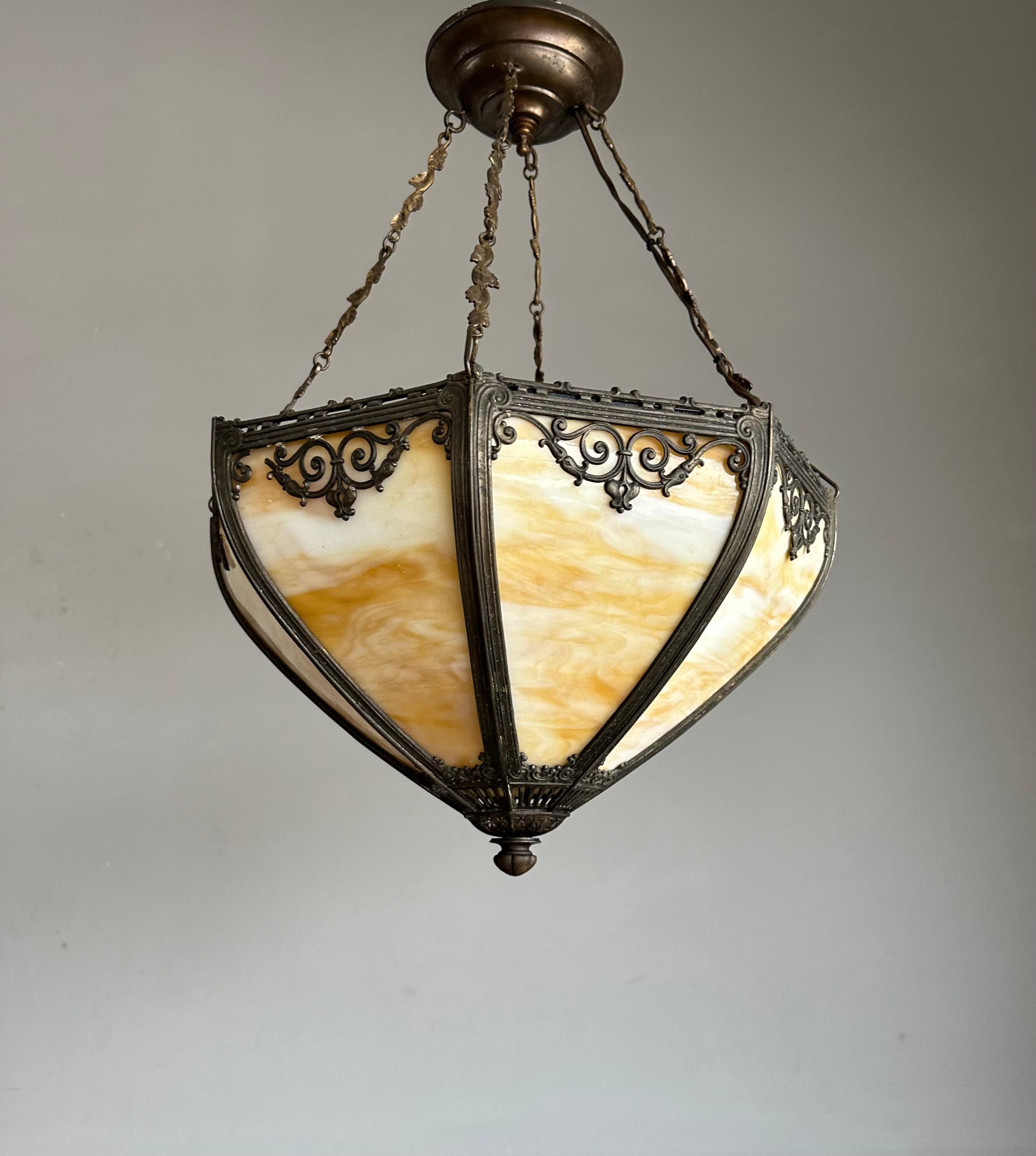 Lampada a sospensione in stile Tiffany con vetro caramellato e cornice in metallo in vendita 12