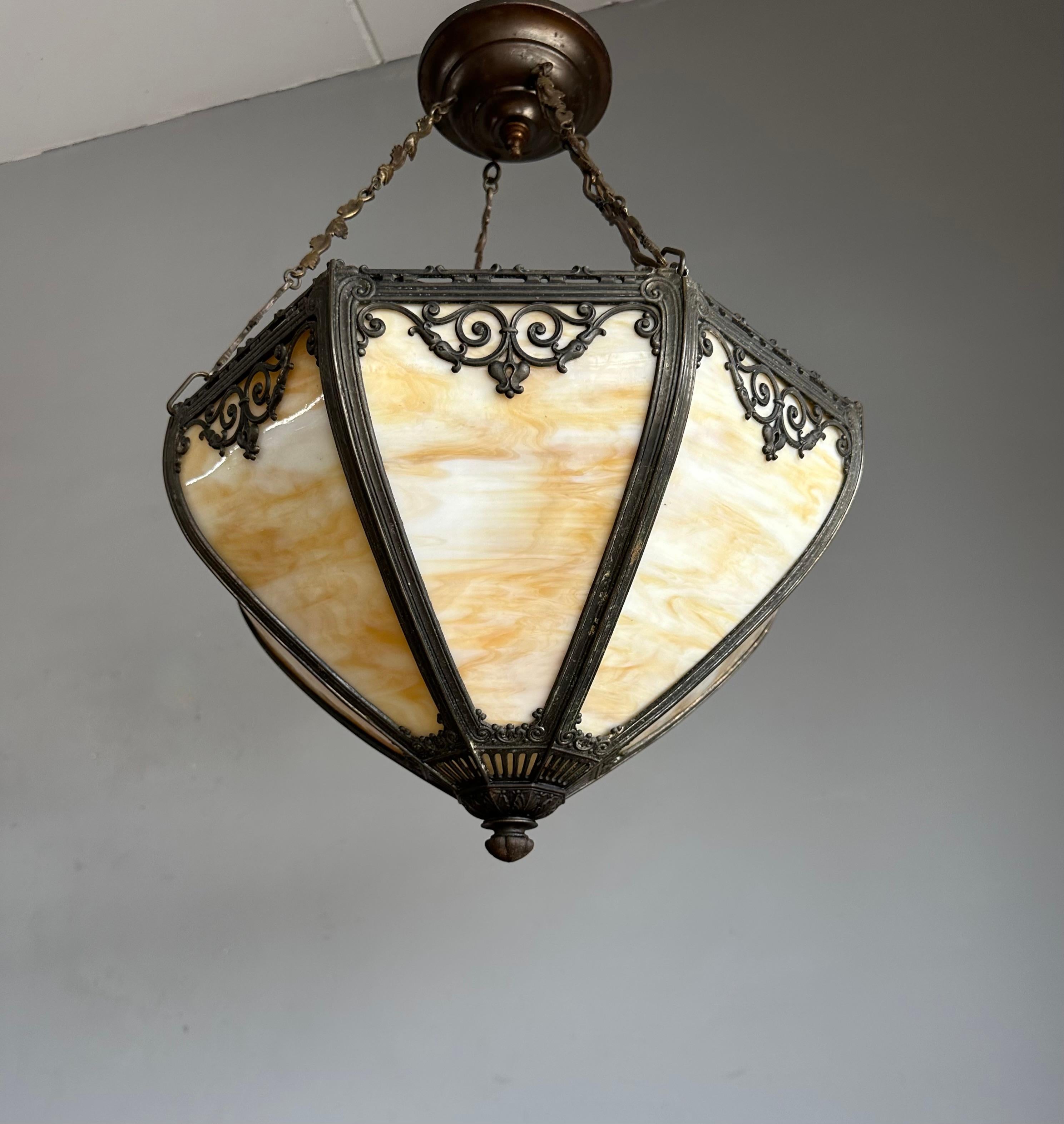 Arts and Crafts Lampada a sospensione in stile Tiffany con vetro caramellato e cornice in metallo in vendita