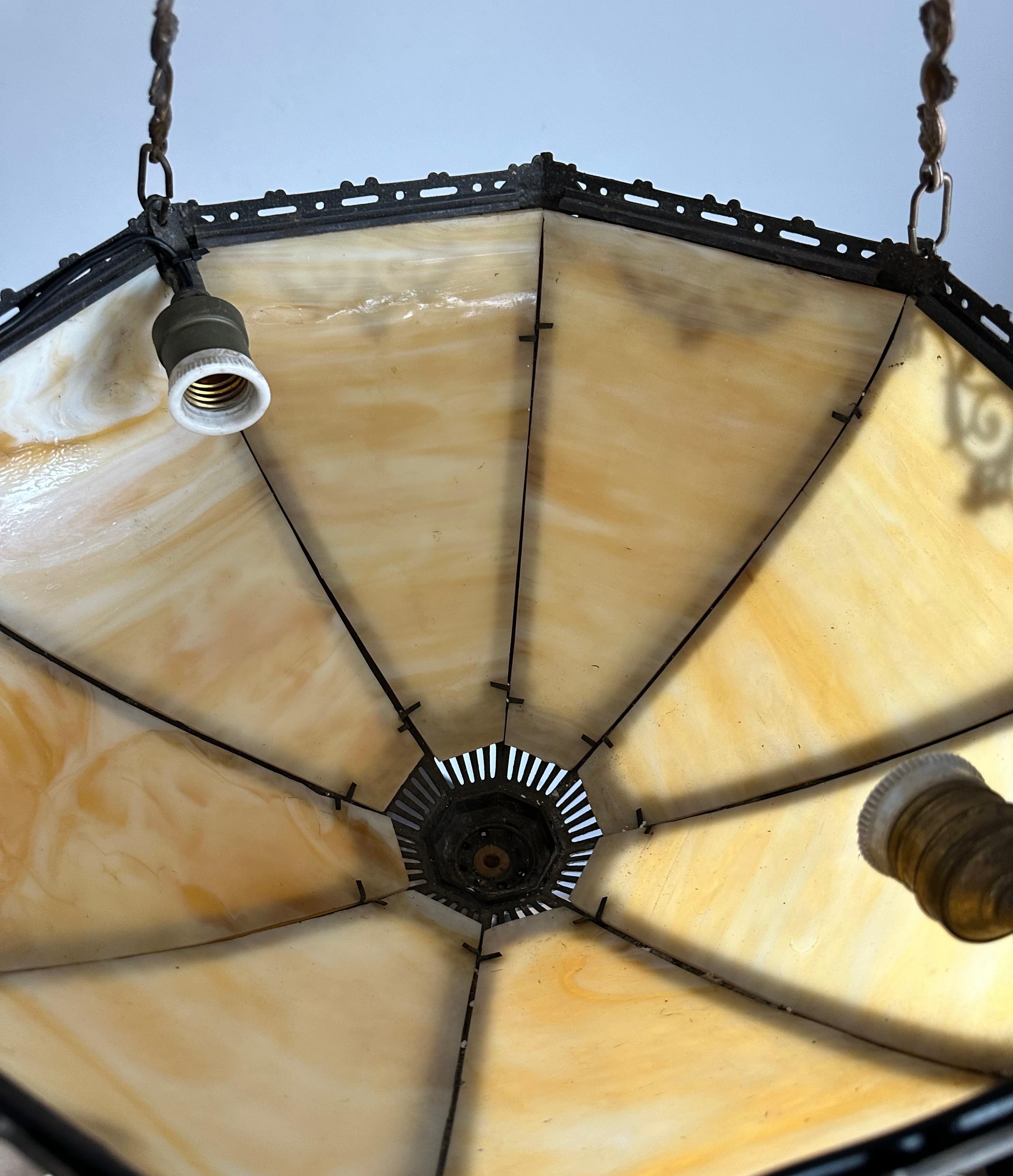 Europeo Lampada a sospensione in stile Tiffany con vetro caramellato e cornice in metallo in vendita