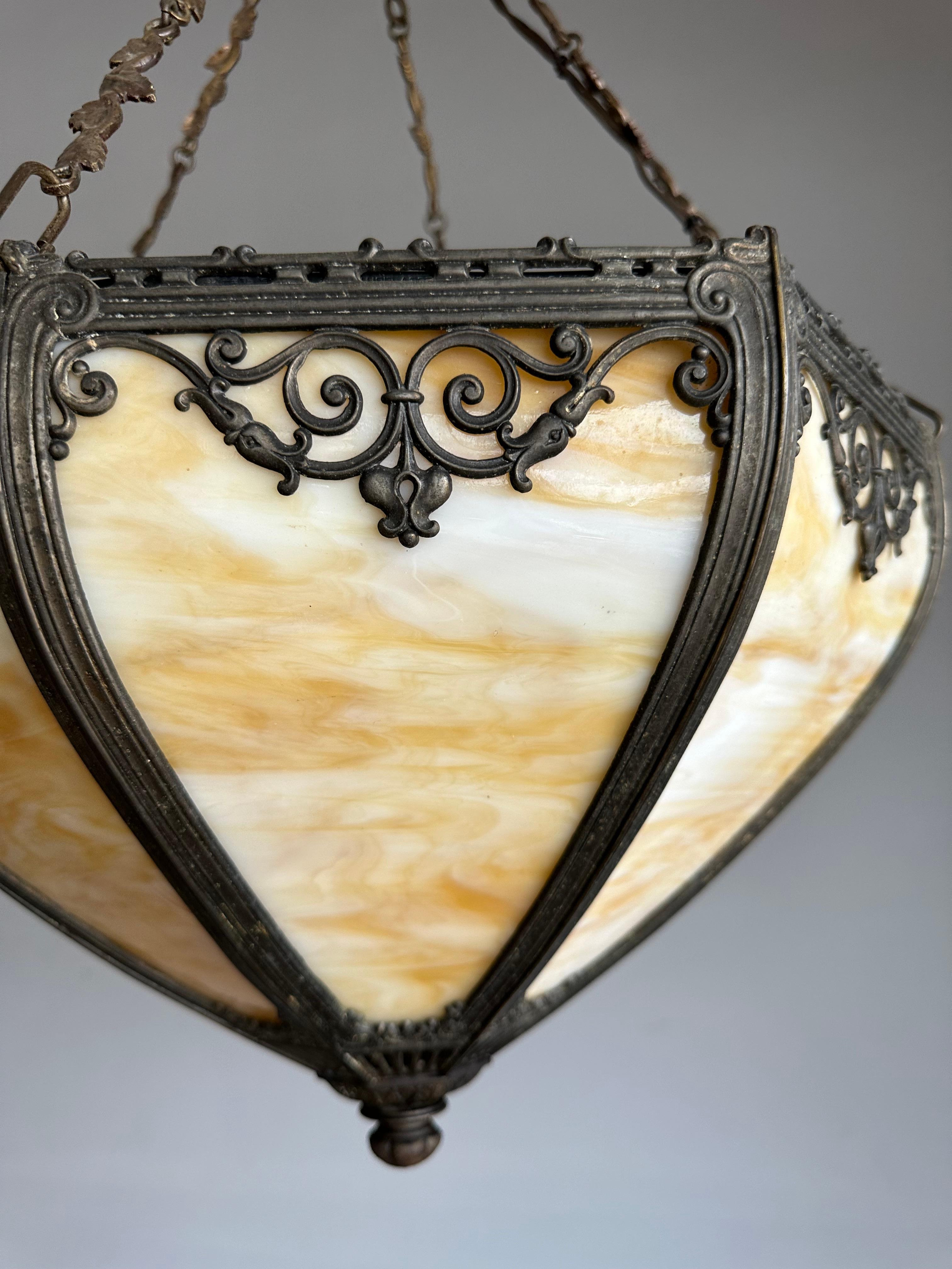 Calco Lampada a sospensione in stile Tiffany con vetro caramellato e cornice in metallo in vendita