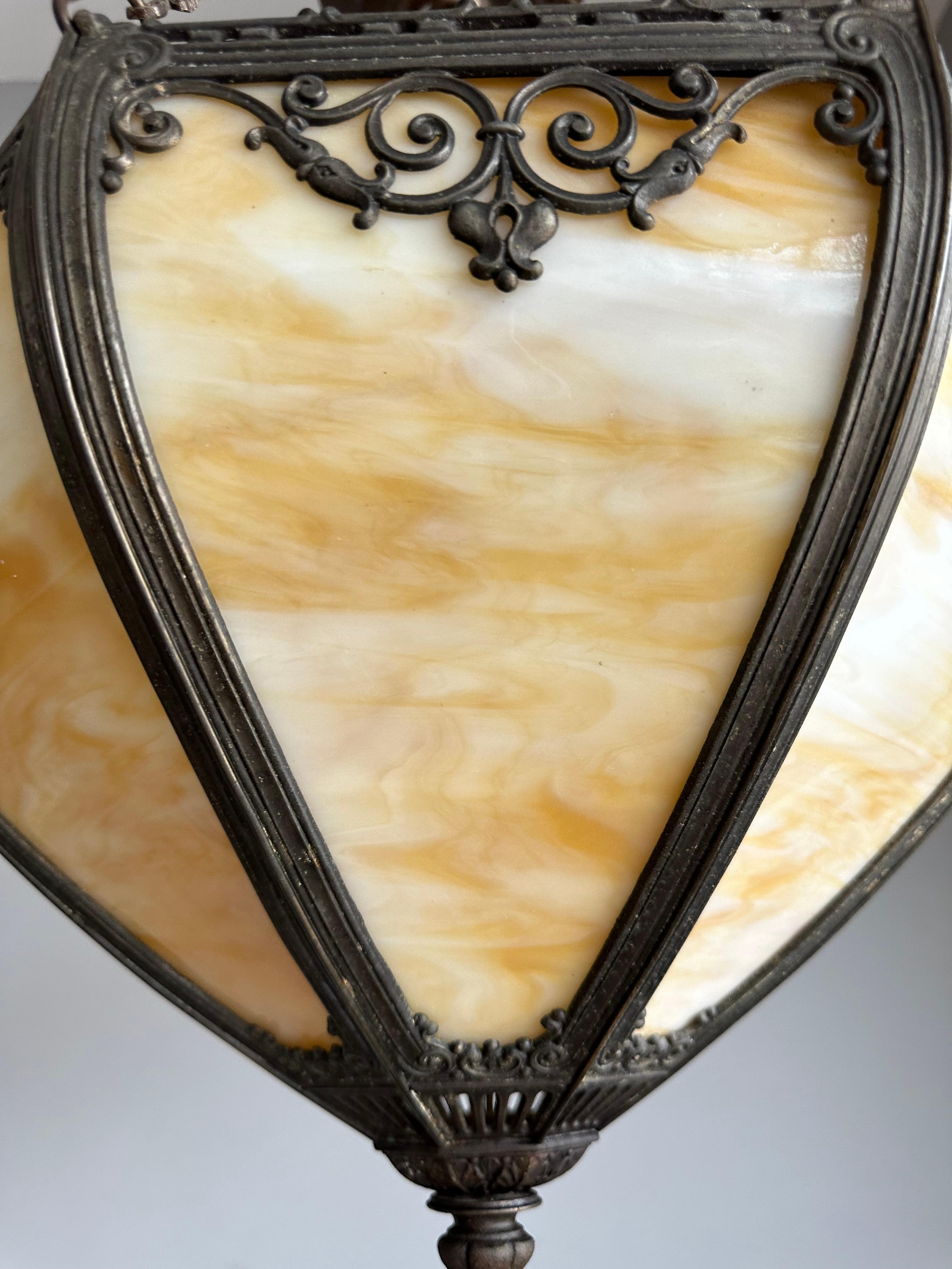 Lampada a sospensione in stile Tiffany con vetro caramellato e cornice in metallo In condizioni buone in vendita a Lisse, NL