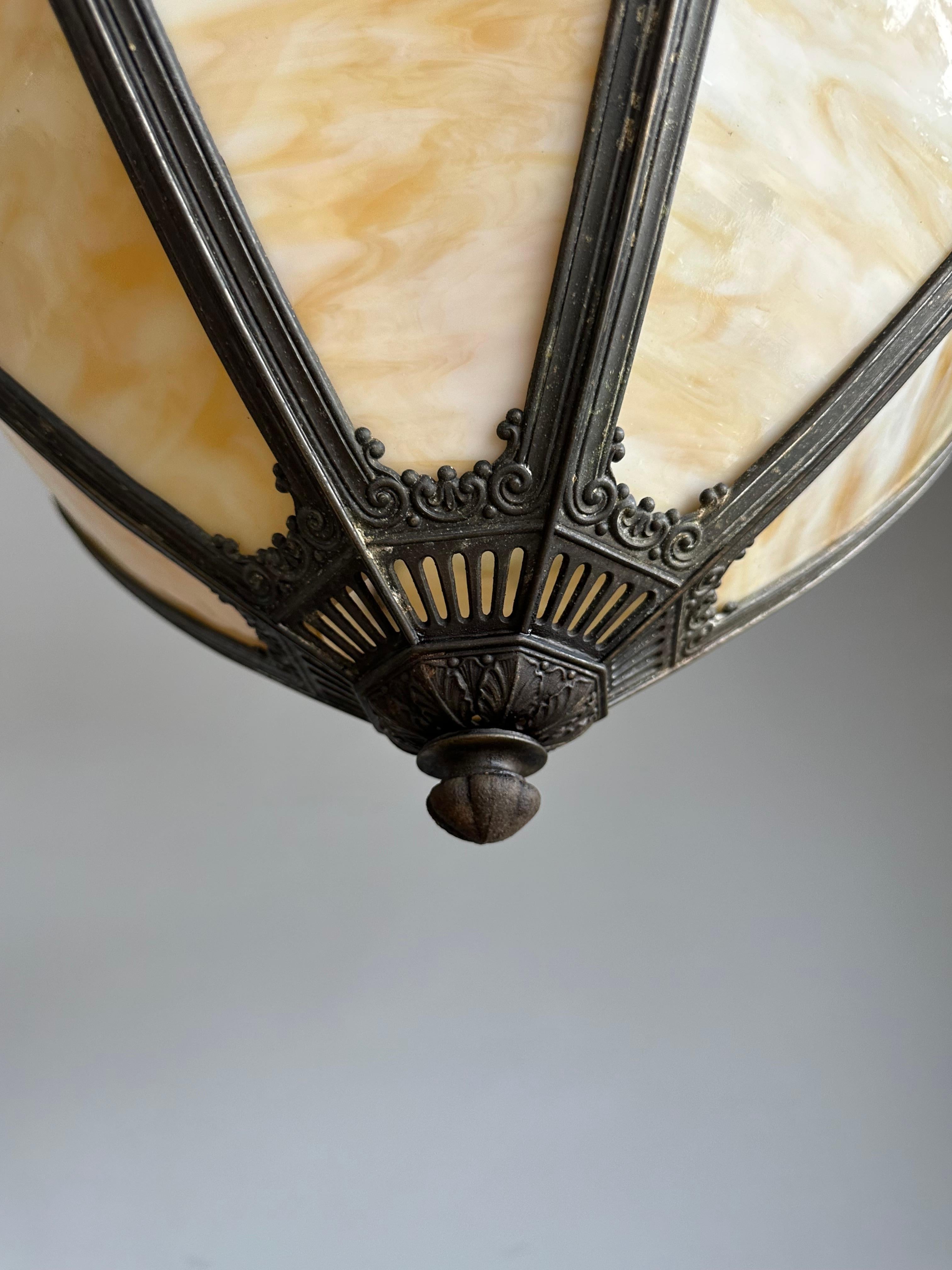 XX secolo Lampada a sospensione in stile Tiffany con vetro caramellato e cornice in metallo in vendita