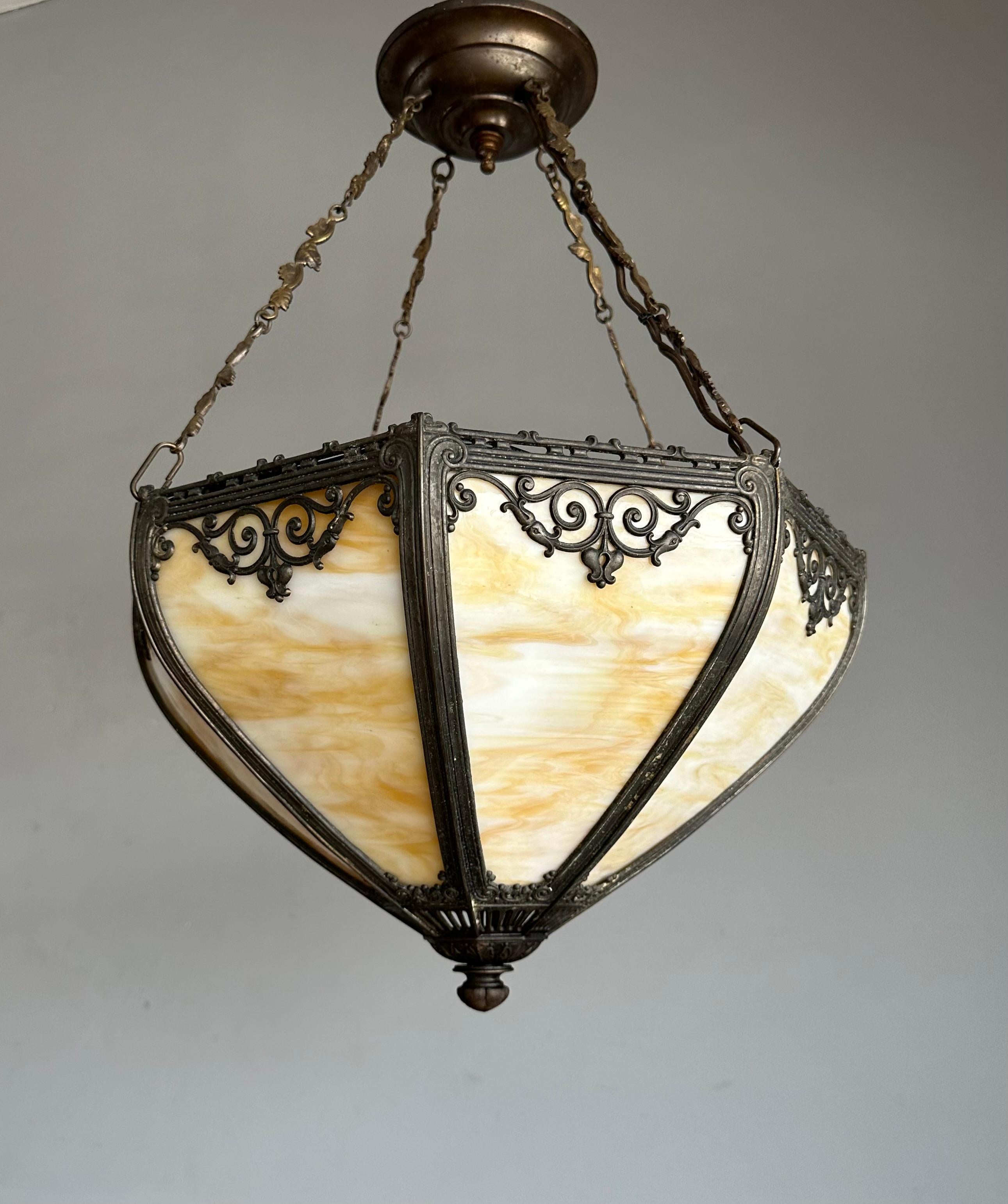 Metallo Lampada a sospensione in stile Tiffany con vetro caramellato e cornice in metallo in vendita