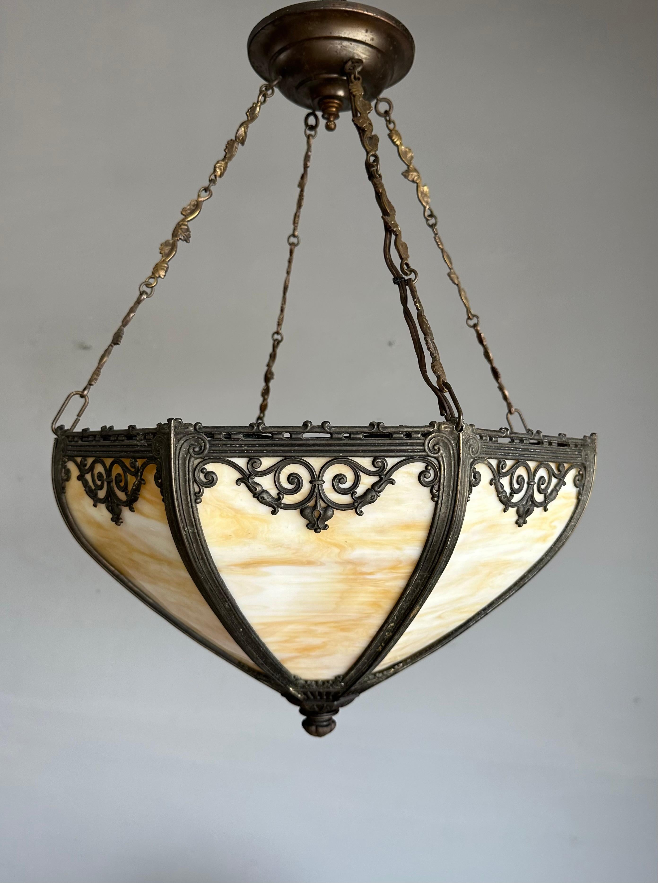 Lampada a sospensione in stile Tiffany con vetro caramellato e cornice in metallo in vendita 1
