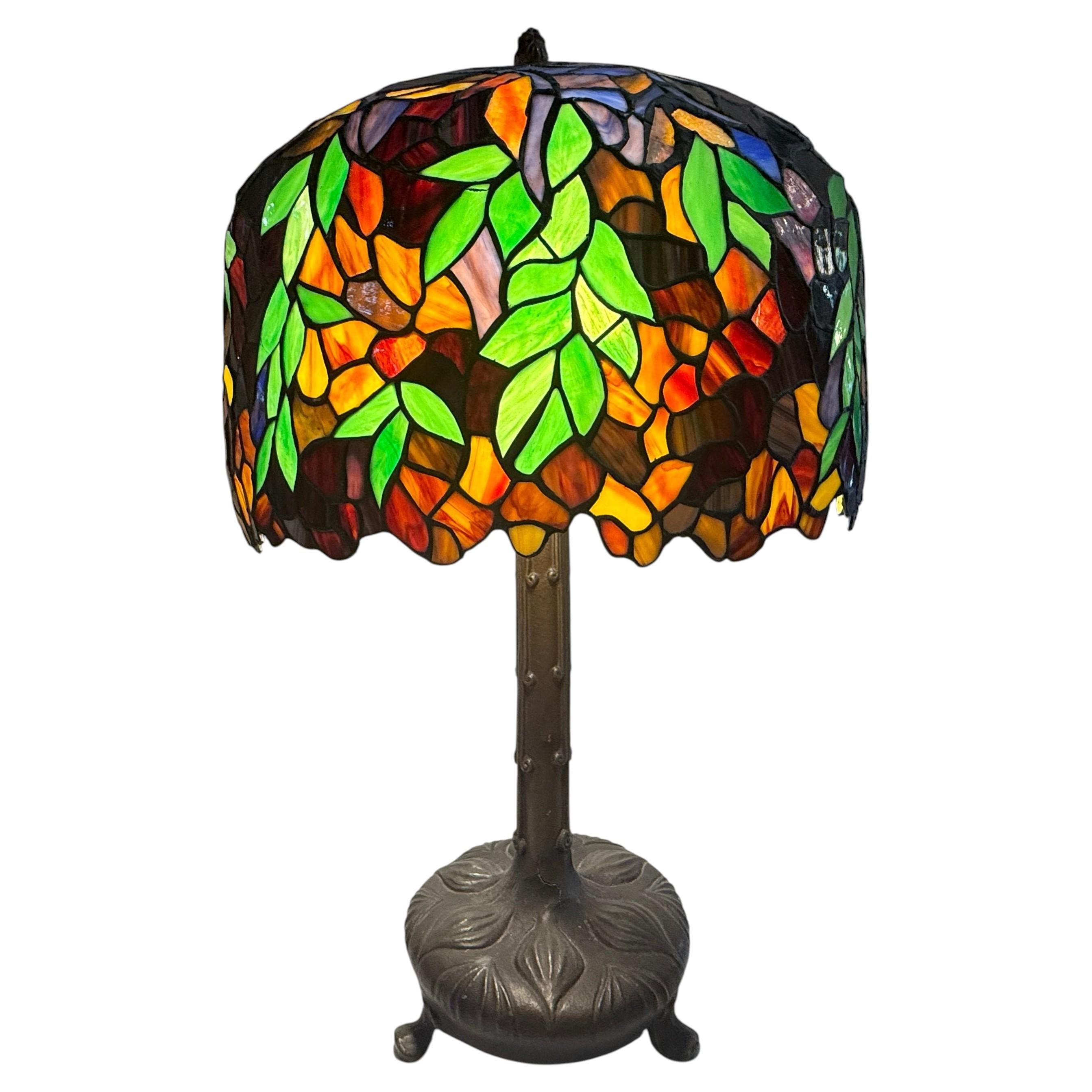 Lampe im Vintage-Tiffany-Stil mit Blattmotiv im Angebot