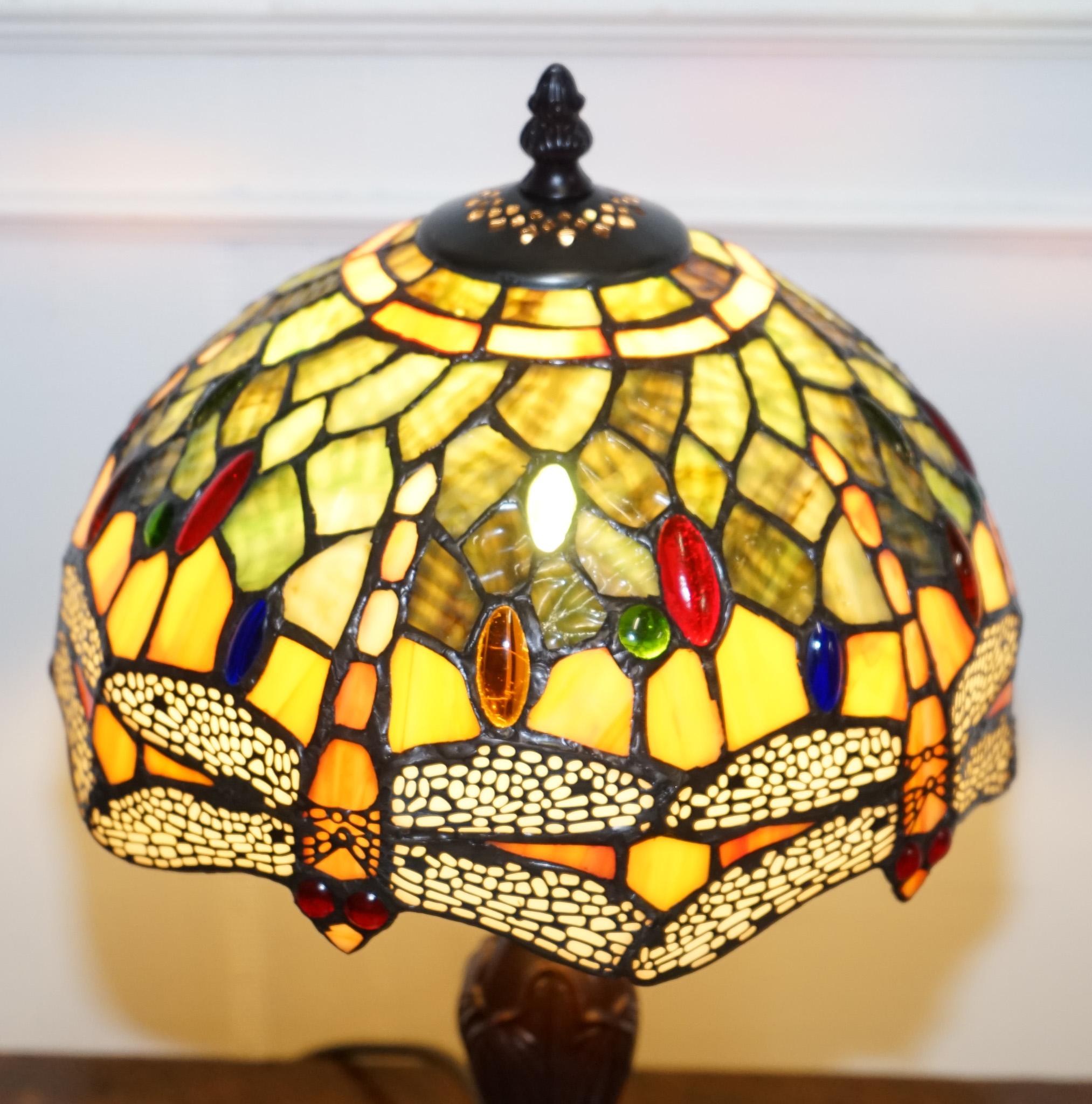 
Antiquitäten aus London



Bringen Sie ein warmes, farbenfrohes Licht in Ihr Zuhause mit dieser auffälligen Tischlampe aus Buntglas im Tiffany-Stil mit klassischem Libellenmotiv und farbenprächtigem Kunstglas. Inspiriert von der zeitlosen Eleganz