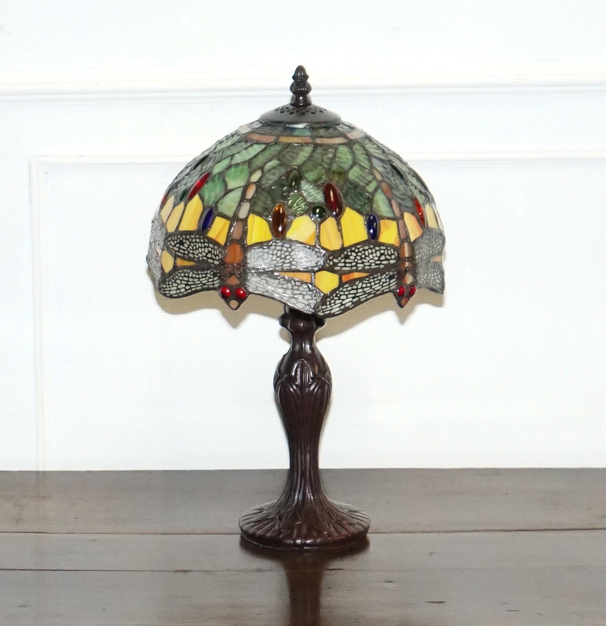 VINTAGE TIFFANY STYLE STAINED COLOURFUL GLASS WiTH DRAGONFLY TABLE LAMP (Britisch) im Angebot