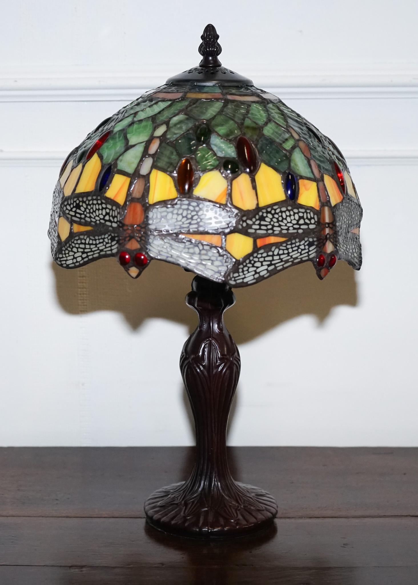 VINTAGE TIFFANY STYLE STAINED COLOURFUL GLASS WiTH DRAGONFLY TABLE LAMP (Handgefertigt) im Angebot
