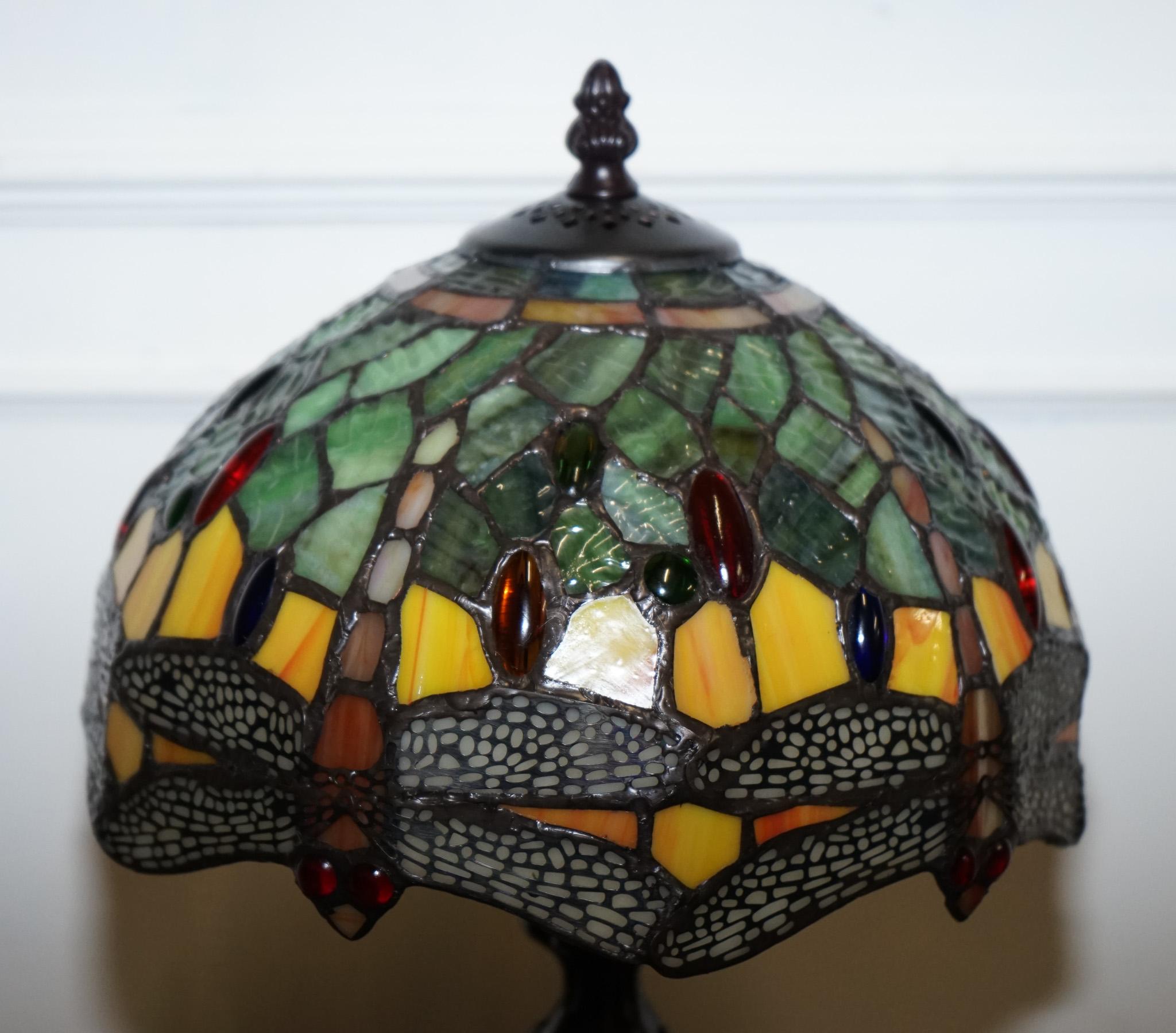 VINTAGE TIFFANY STYLE STAINED COLOURFUL GLASS WiTH DRAGONFLY TABLE LAMP im Zustand „Gut“ im Angebot in Pulborough, GB