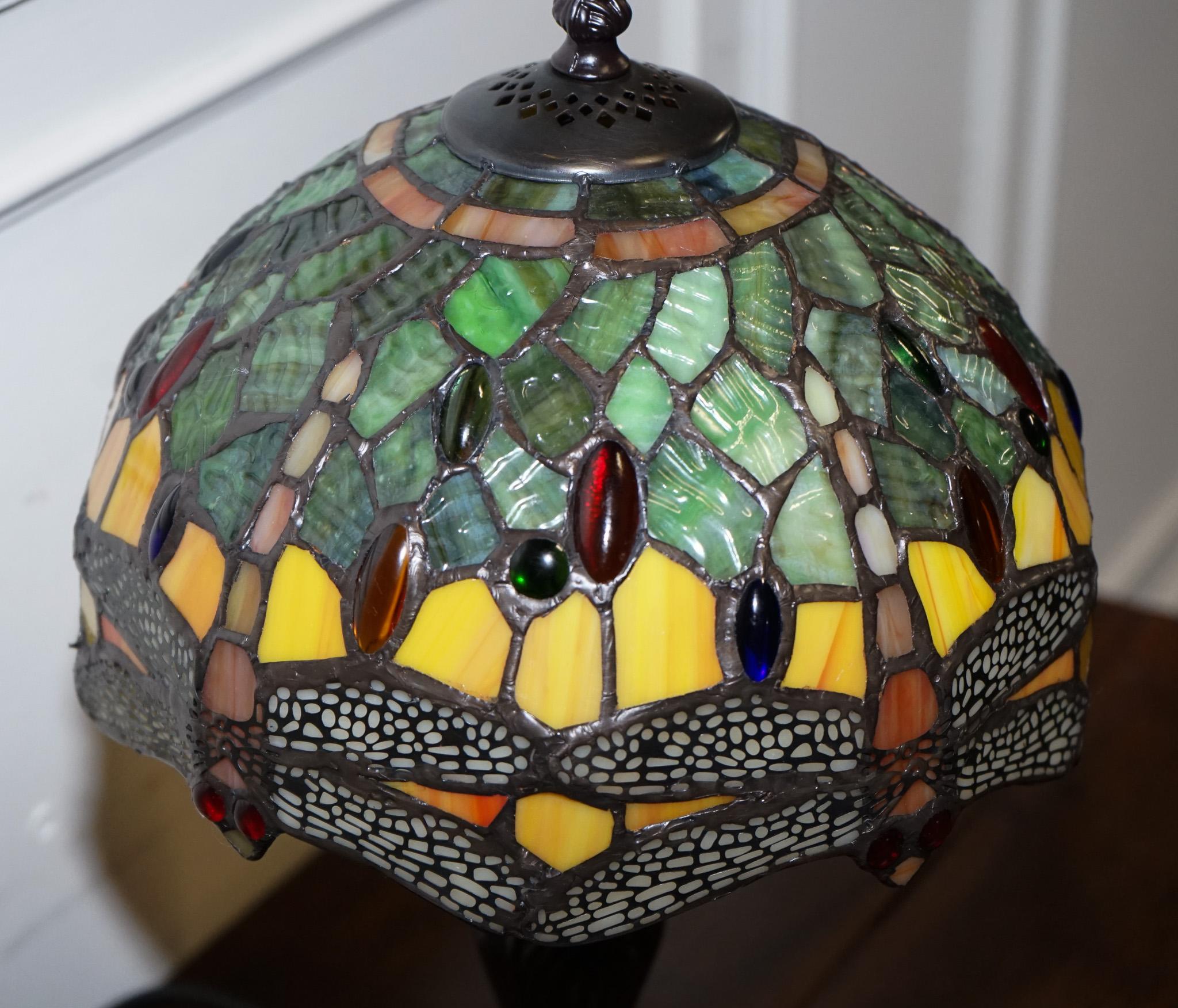VINTAGE TIFFANY STYLE STAINED COLOURFUL GLASS WiTH DRAGONFLY TABLE LAMP (Glas) im Angebot