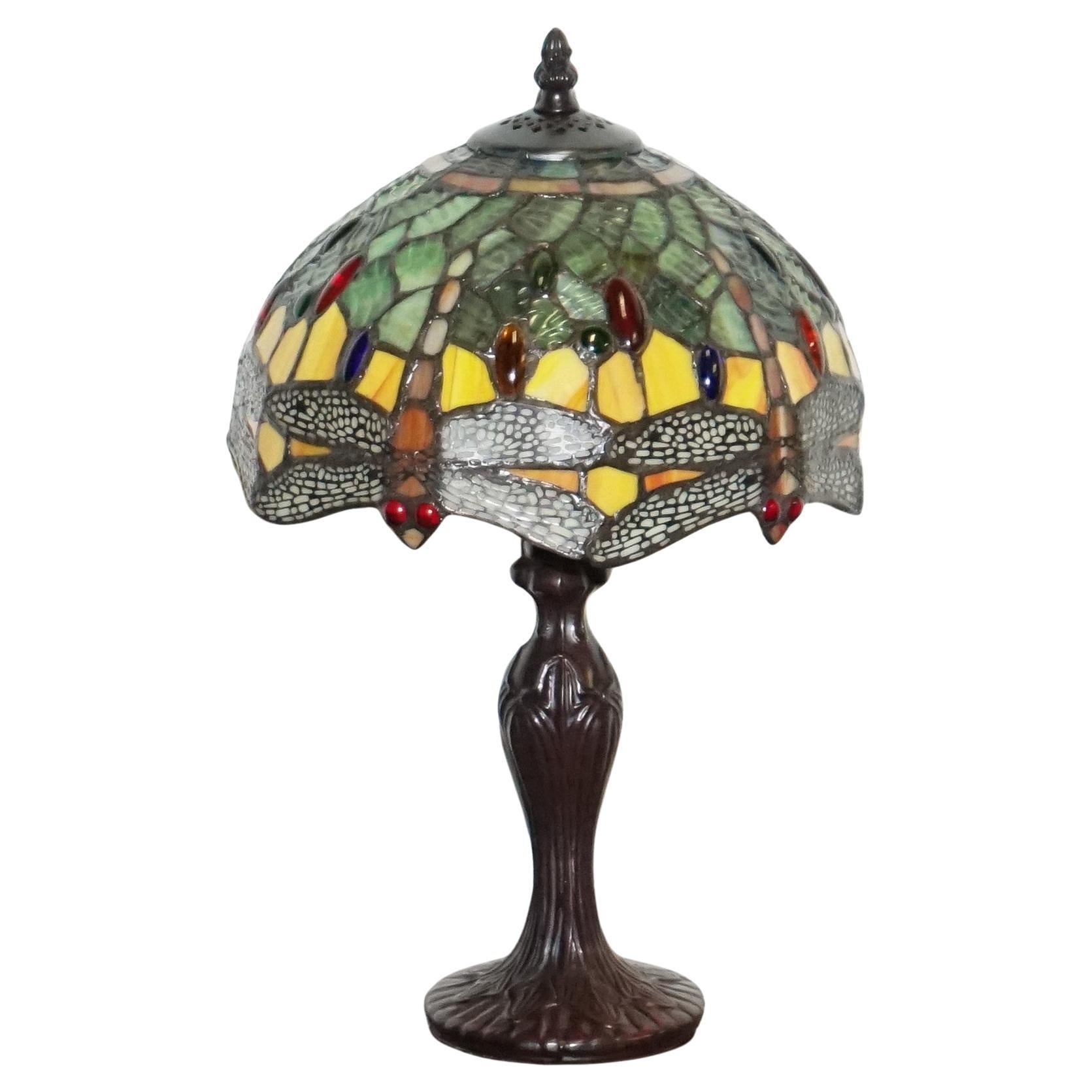 VINTAGE TIFFANY STYLE STAINED COLOURFUL GLASS WiTH DRAGONFLY TABLE LAMP im Angebot