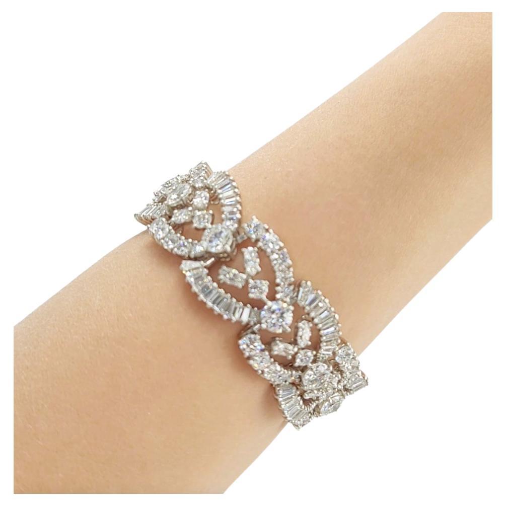 Vintage Tiffany&Co. Diamond bracelet in platinum. Circa 1950's - 1960's
The bracelet is set with 84 round brilliant cut diamonds, 24 marquise cut diamonds and 120 baguette cut diamonds with total weight of approximately 30ct, color G-I, clarity