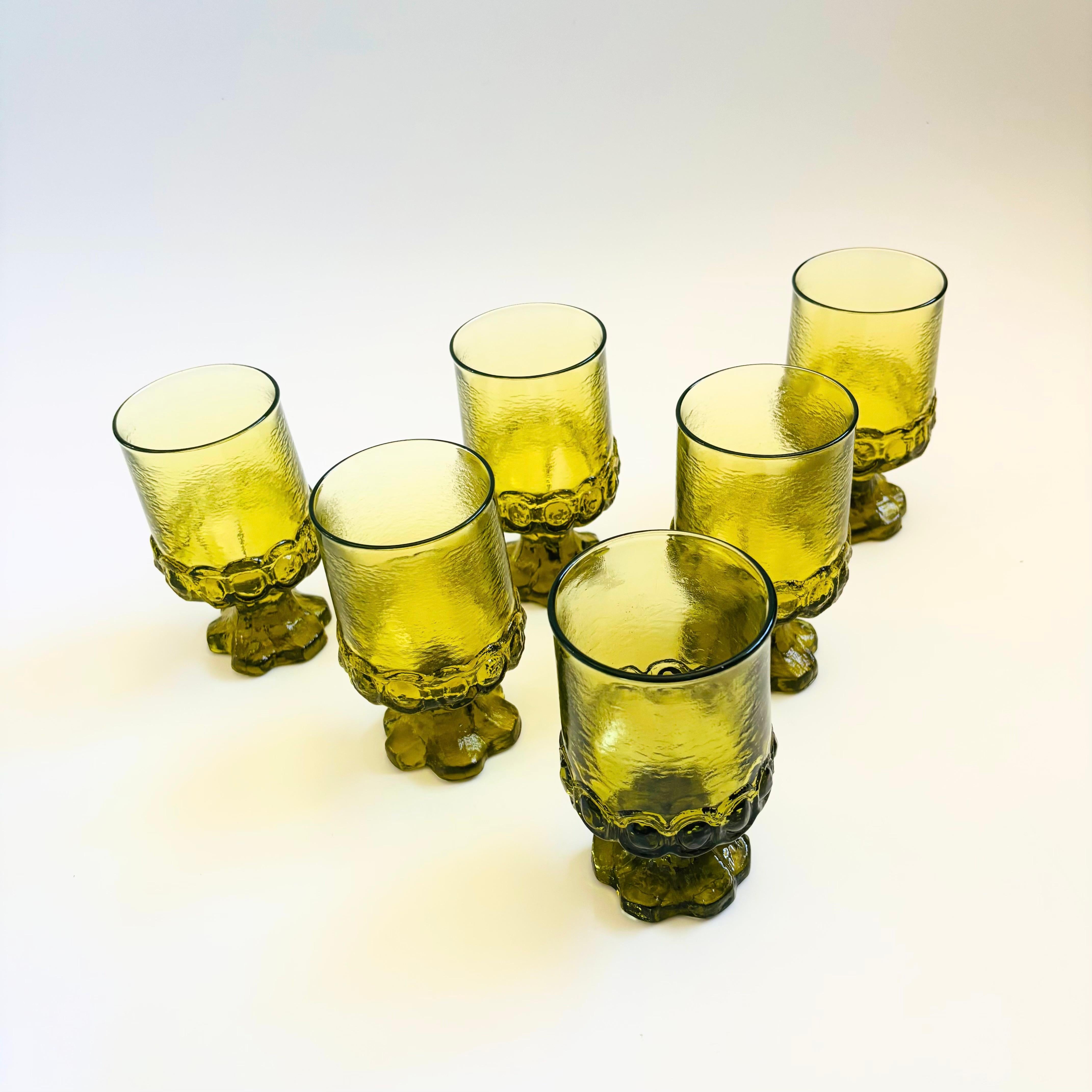 A set of 6 vintage 1970s Tiffin Franciscan Madeira green wine goblets. Made of thick glass with a heavy weight and beautiful detailing formed into the bases.


