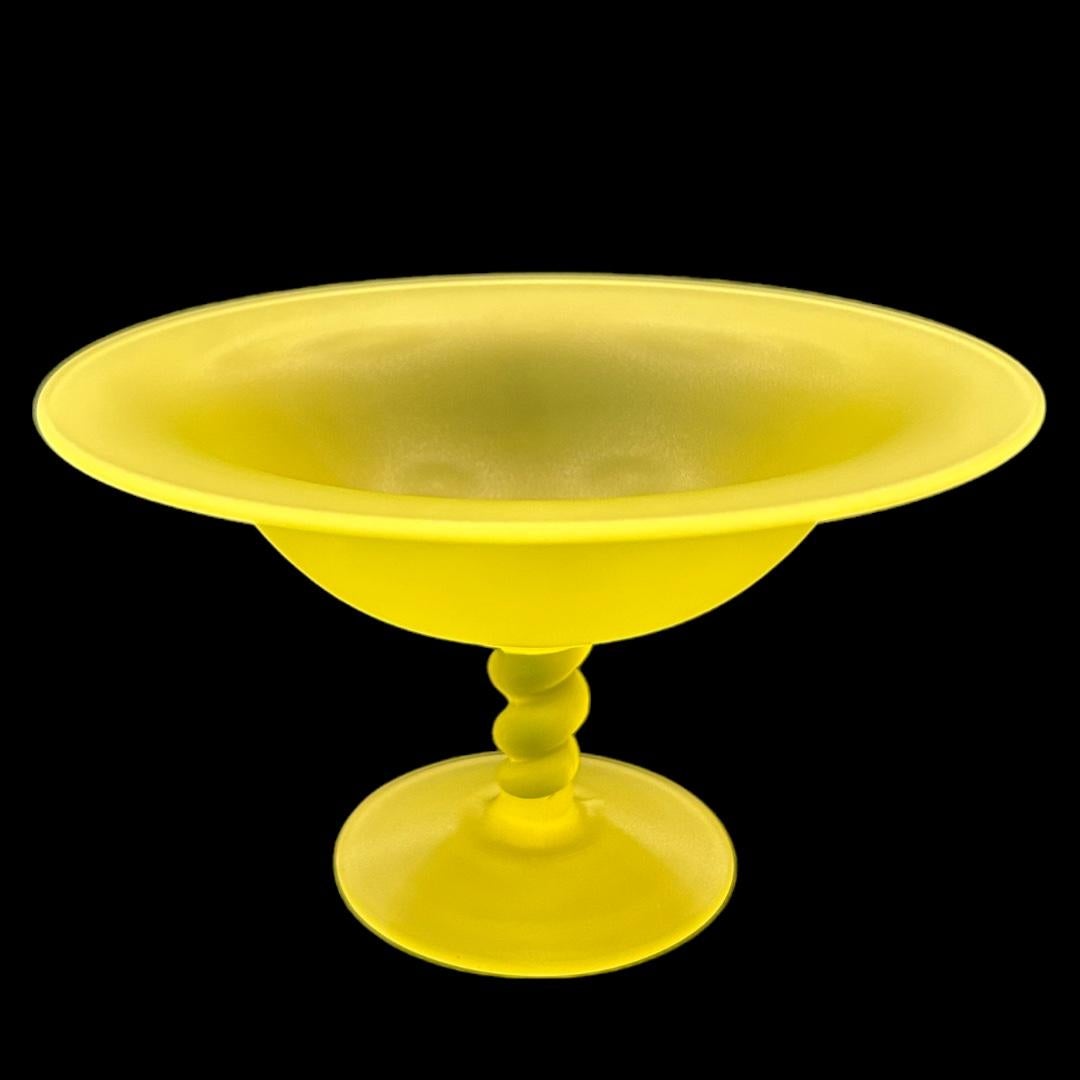 Excellent condition! yellow satin vaseline glass; spiral stem; flared rim compote dish/pedestal bowl; a great addition to any collection

Measures: 7.5” diameter x 4.5” height.