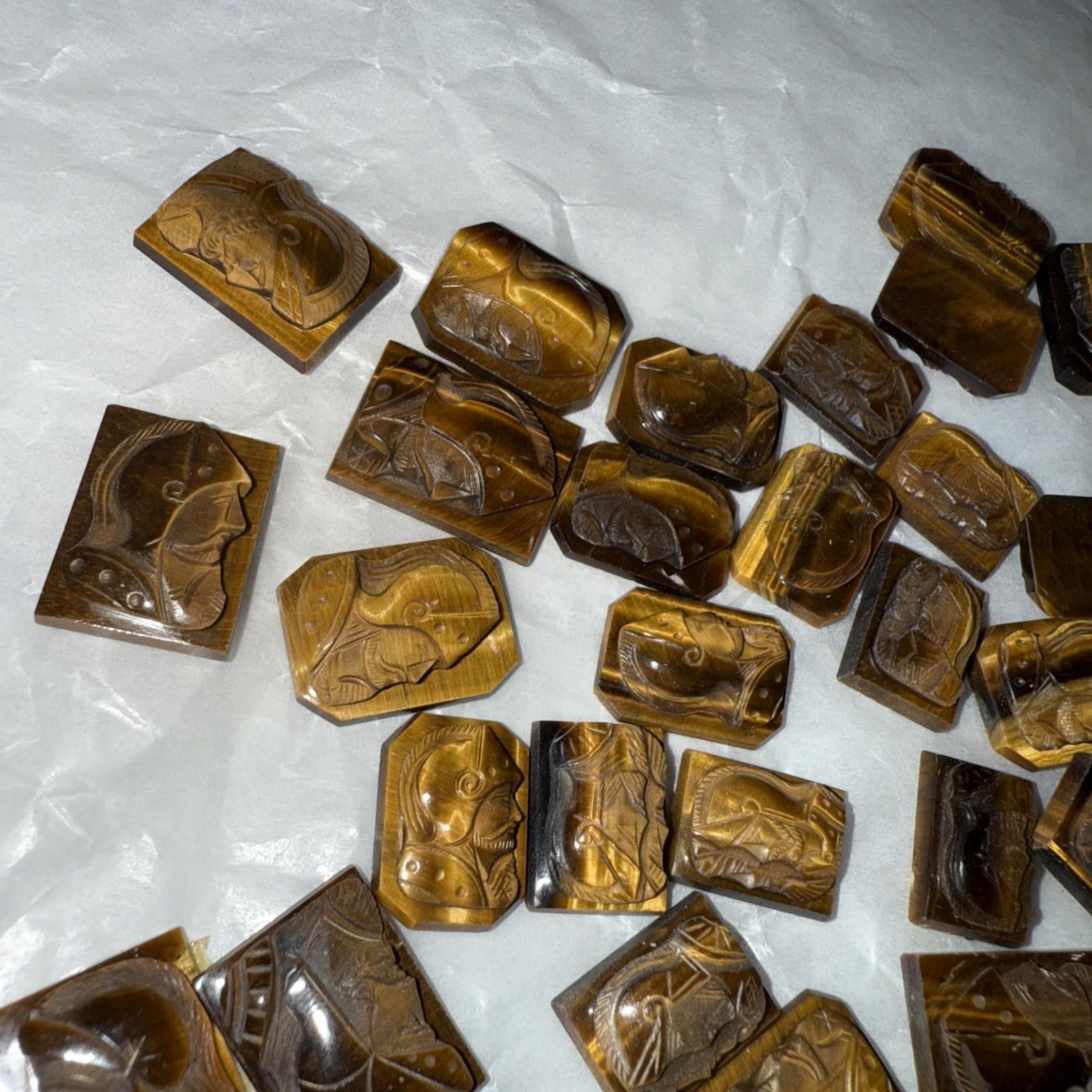 Taglio grezzo Cammeo d'epoca intaglio occhio di tigre Lotto di 120 pezzi Soldato romano in vendita