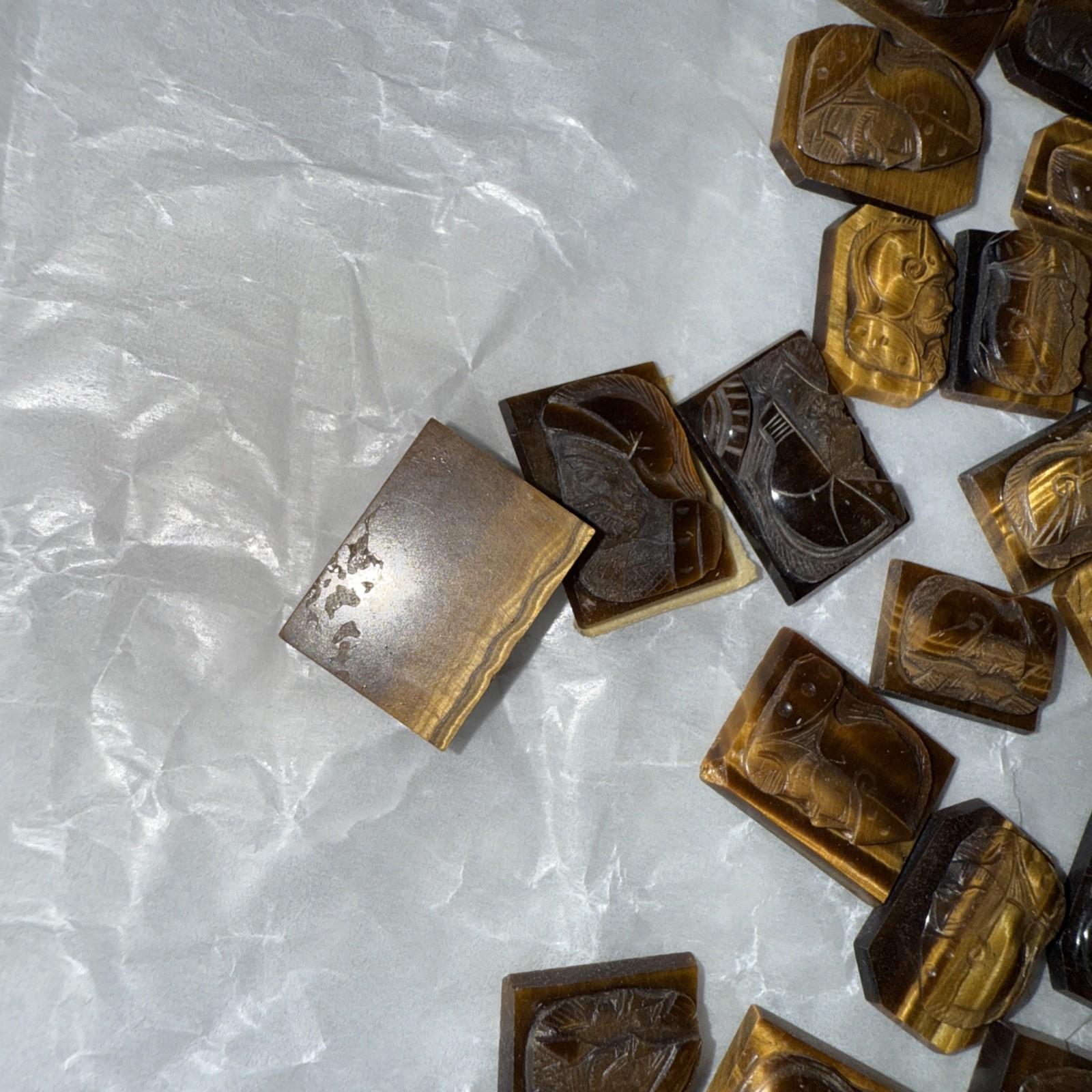 Cammeo d'epoca intaglio occhio di tigre Lotto di 120 pezzi Soldato romano in vendita 4