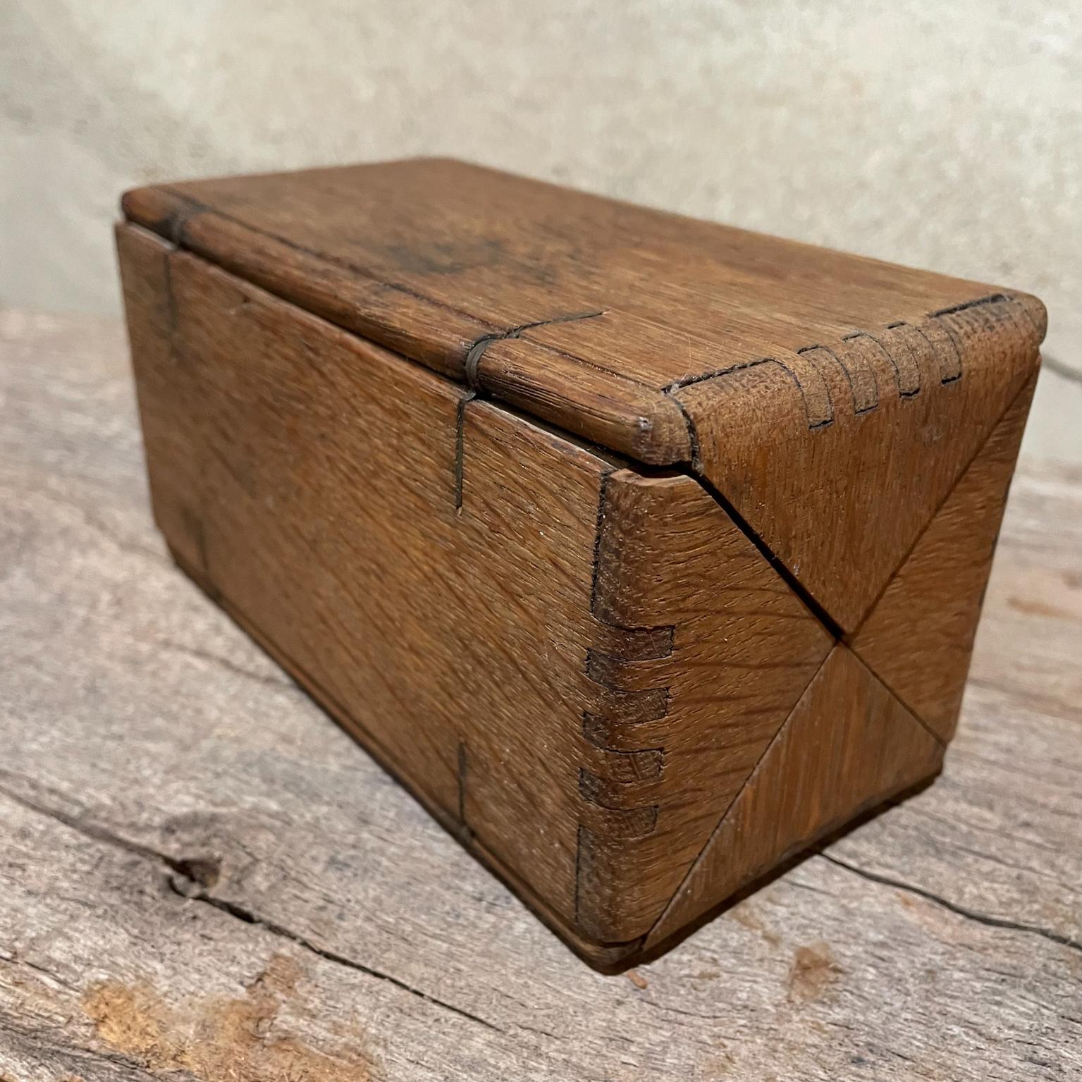 Vintage Tiger Oak Antique Folding Wood Puzzle Box Red Felt Lining by Singer In Good Condition In Chula Vista, CA