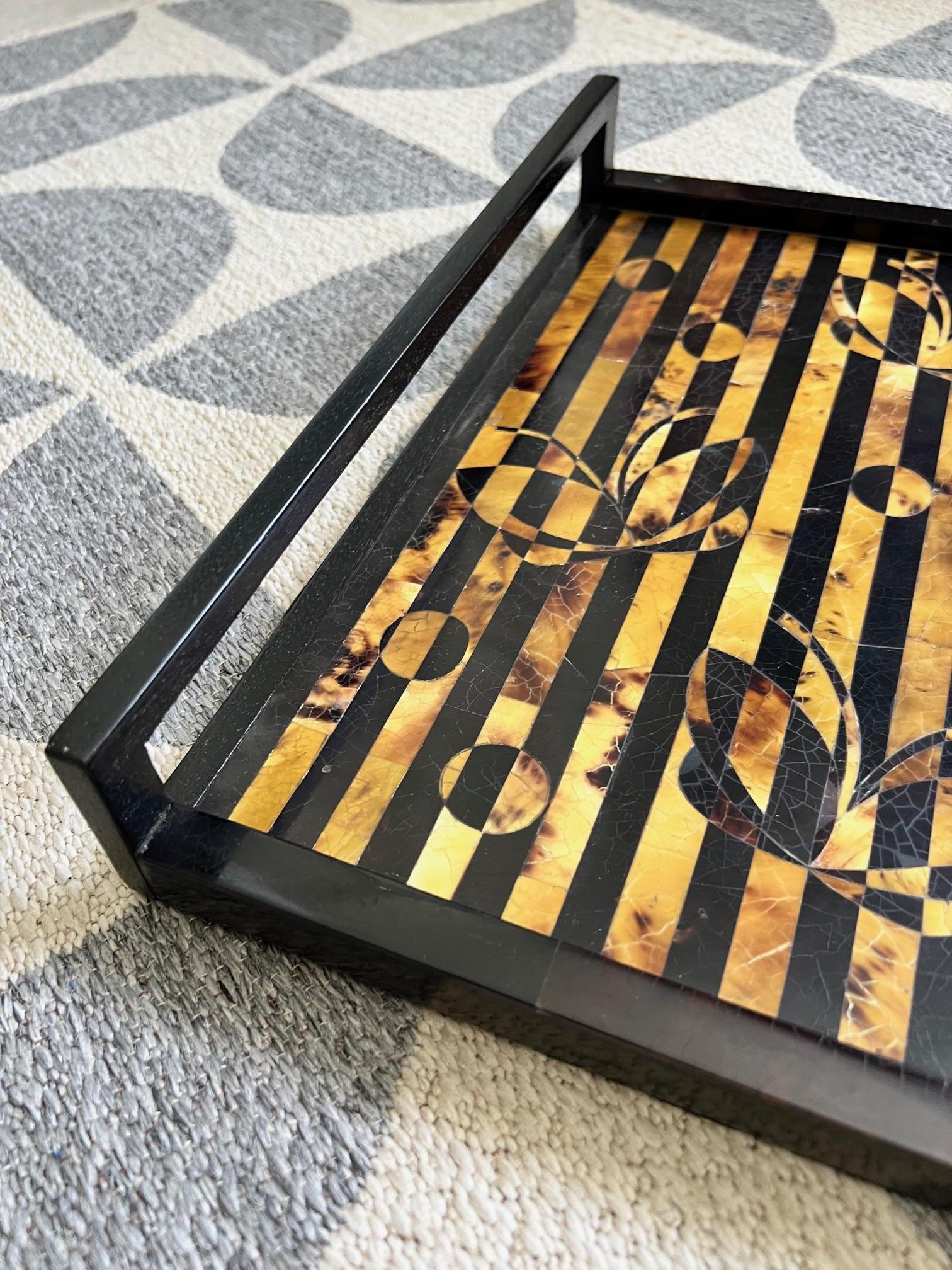 Bandeja de mosaico R & Y Augousti en concha de pluma de tigre con motivo de mariposa, hacia 2000 en venta 5