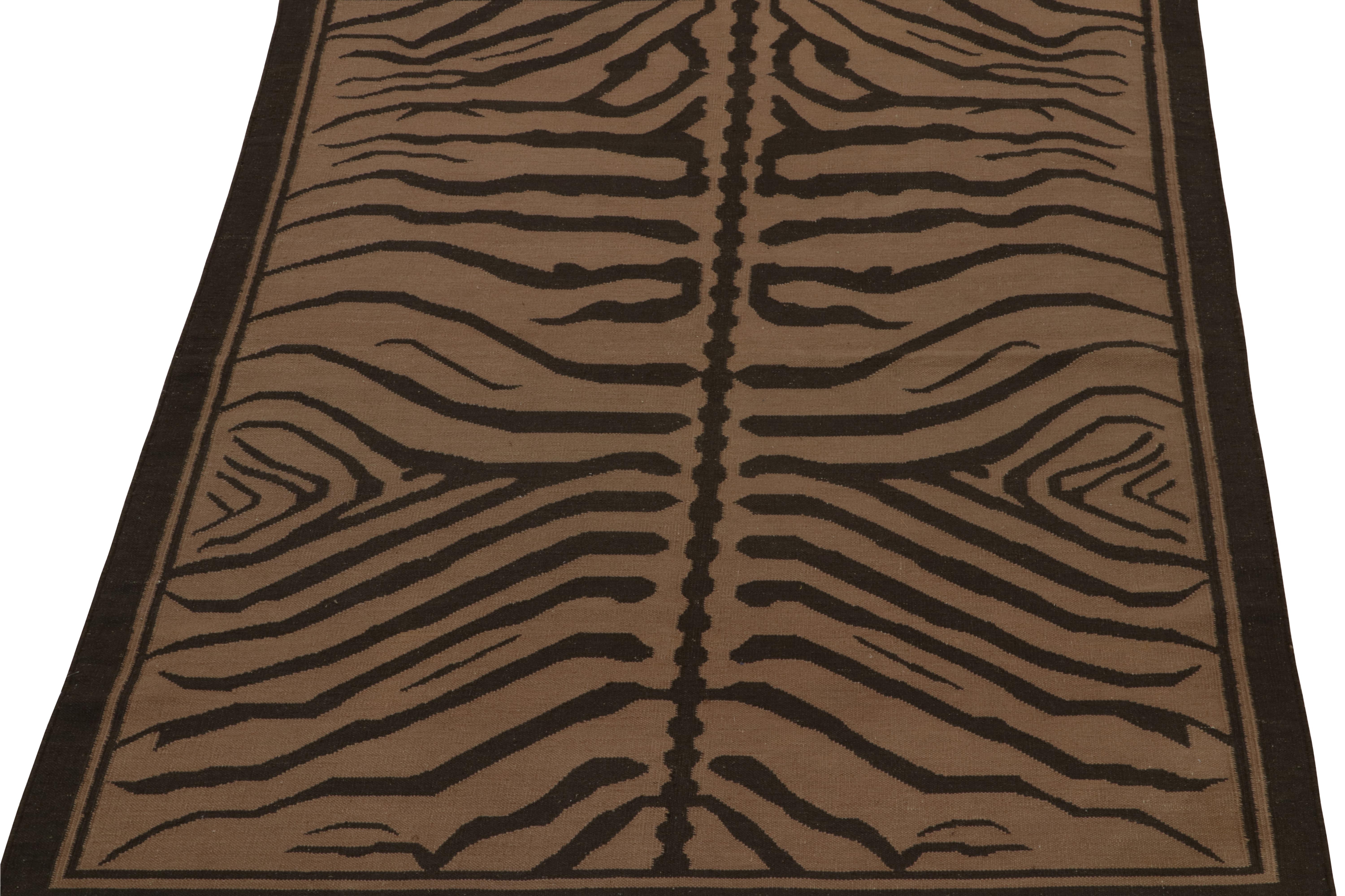 Ce tapis tribal vintage 6x7 s'inspire des tapis en peau de tigre et vient s'ajouter à la collection d'objets de collection insolites du milieu du siècle de Rug & Kilim.
Plus loin dans le Design : 
Le motif bénéficie d'un fond beige avec de riches
