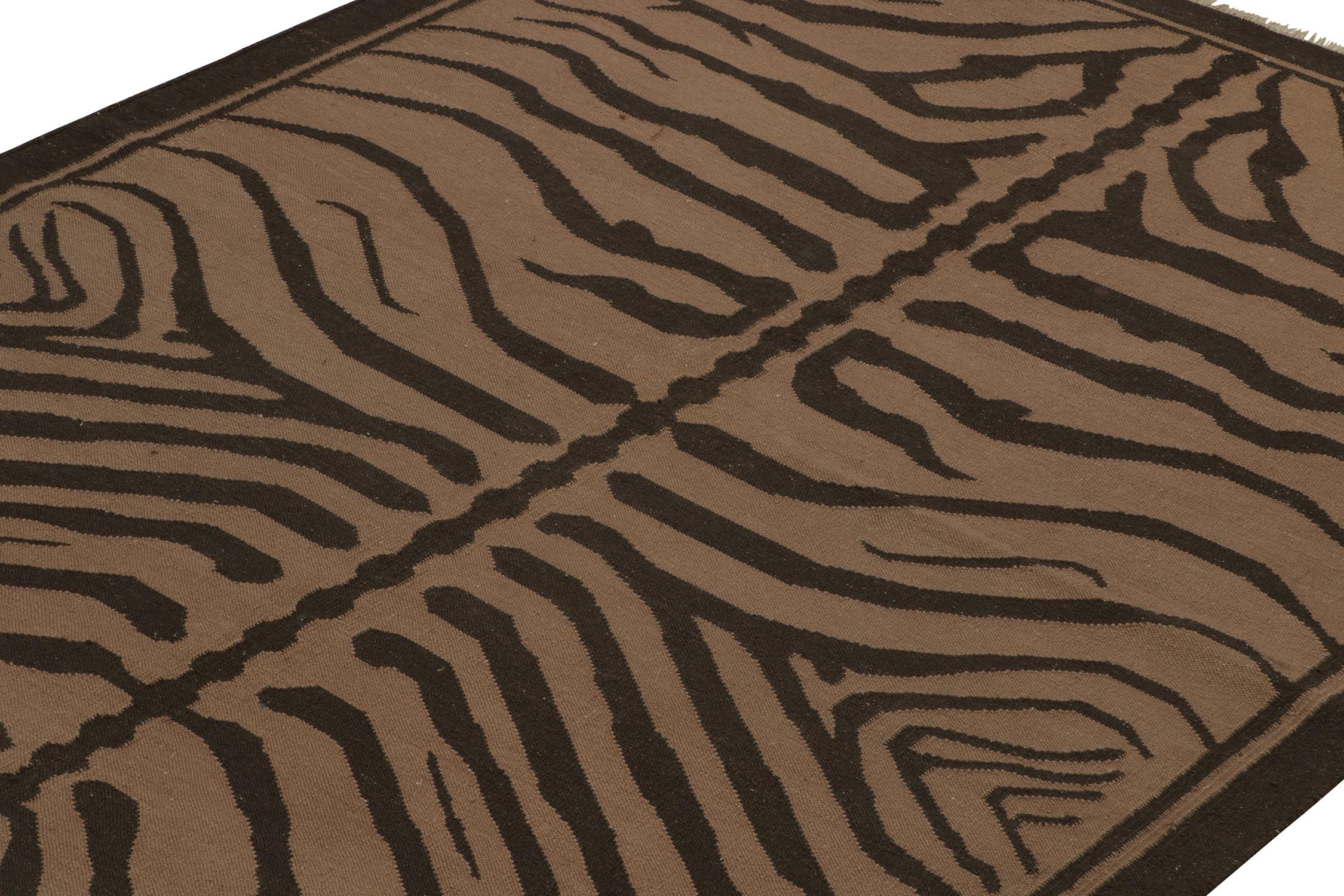Turc Tapis vintage en peau de tigre, beige avec motif Brown, par Rug & Kilim en vente