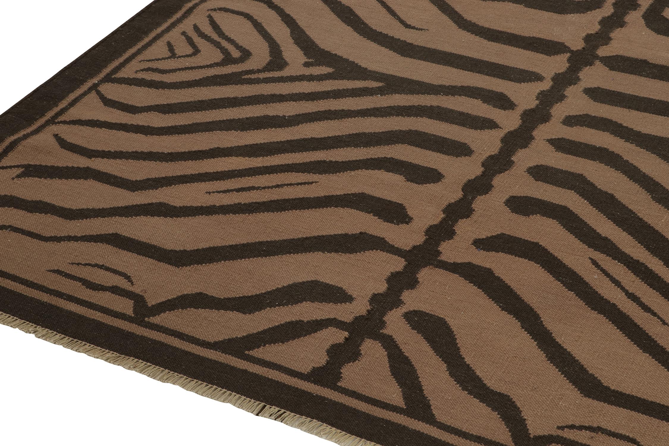 Noué à la main Tapis vintage en peau de tigre, beige avec motif Brown, par Rug & Kilim en vente