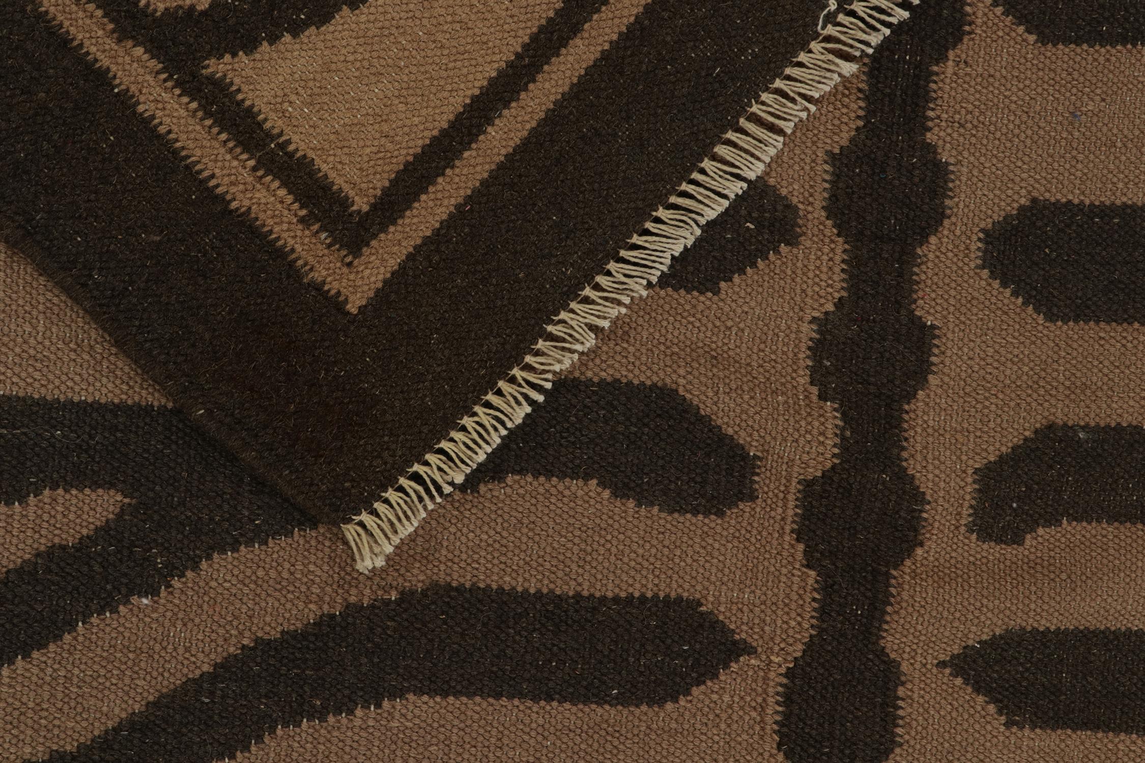 Milieu du XXe siècle Tapis vintage en peau de tigre, beige avec motif Brown, par Rug & Kilim en vente