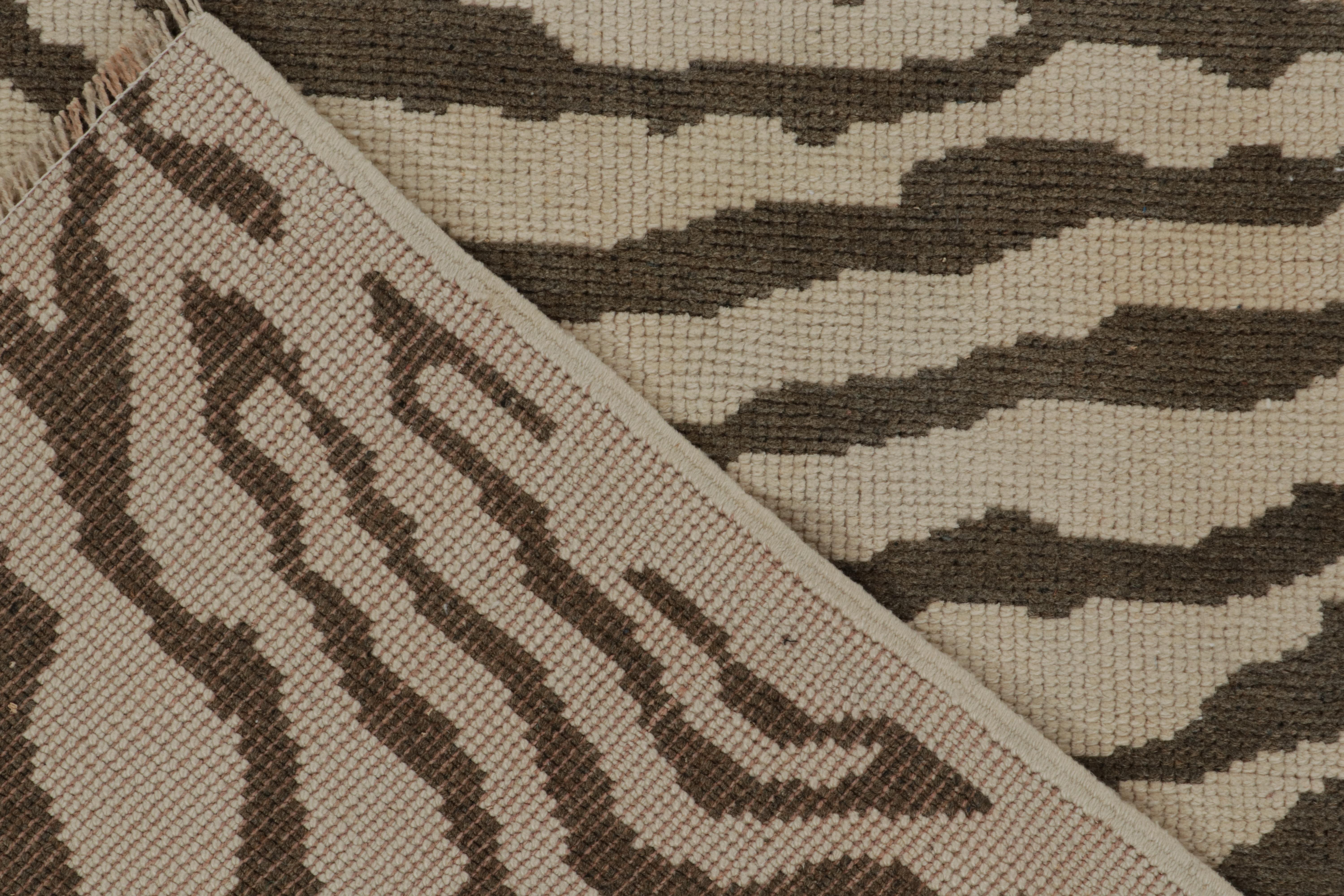 Milieu du XXe siècle Tapis vintage de style peau de tigre en taupe avec motif brun, par Rug & Kilim en vente