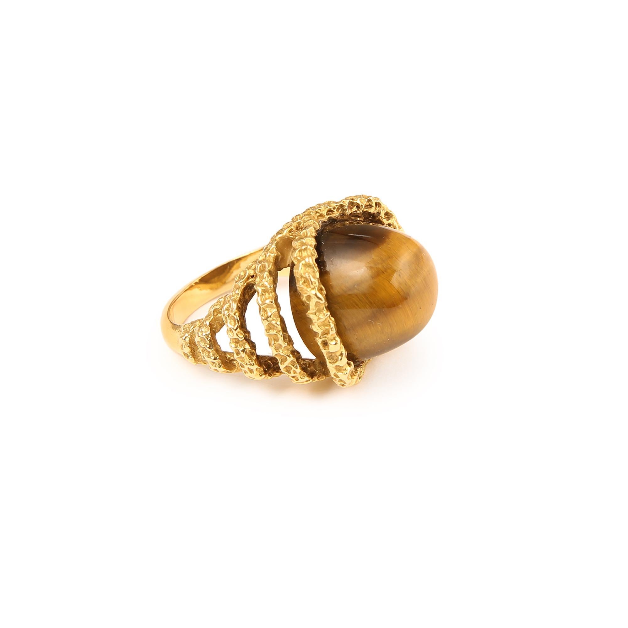Original vintage cocktail ring in yellow gold with a large tiger eye cabochon.

Ring size: 18.16 x 21.50 x 13.36 mm (0.715 x 0.846 x 0.526 inch)

Finger size : 53 (US size : 6.25)

18K yellow gold, 750/1000th (owl hallmark)

One of a kind