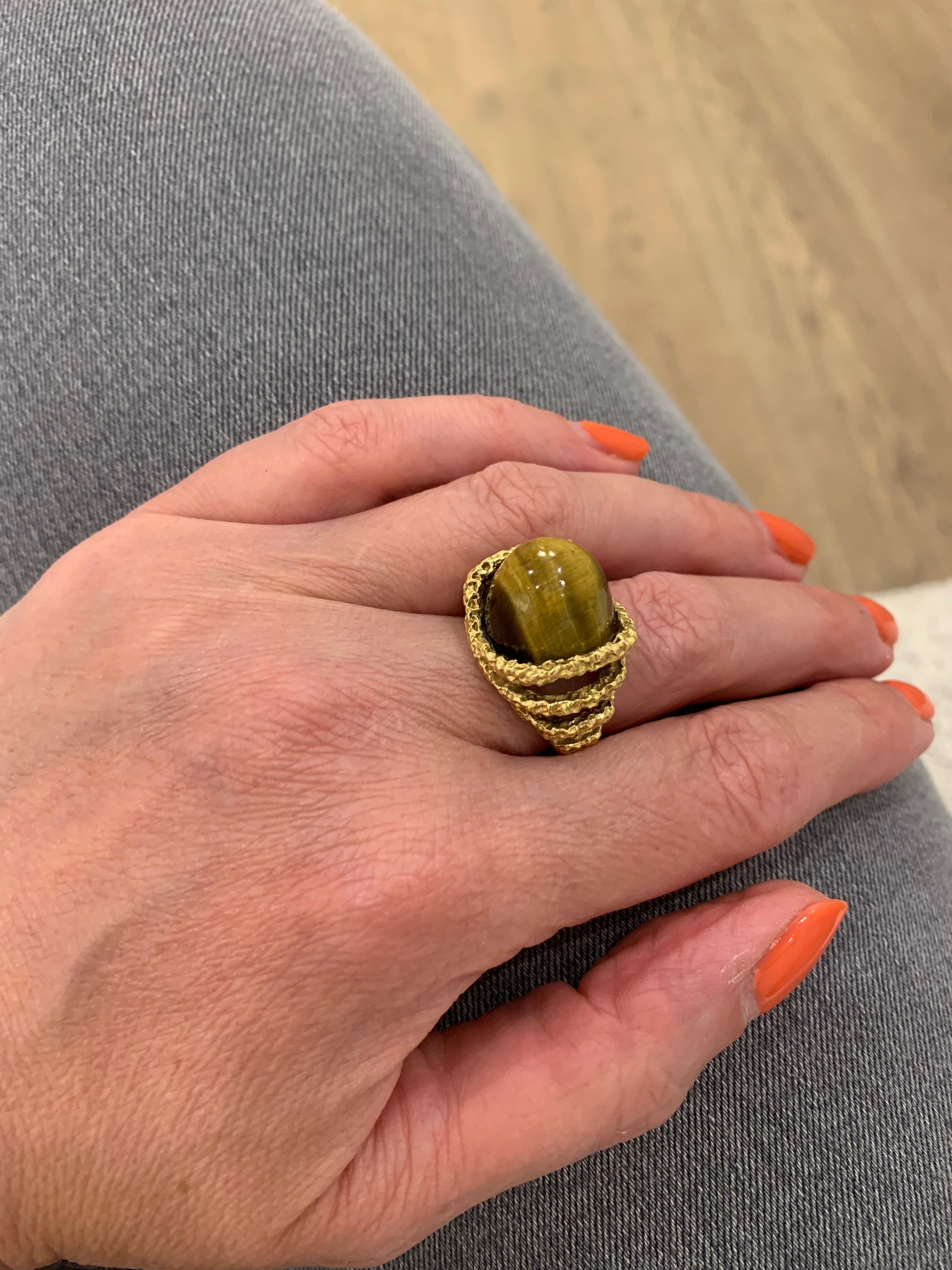 18 Karat Gelbgold-Ring mit Tigerauge-Cabochon (Zeitgenössisch) im Angebot