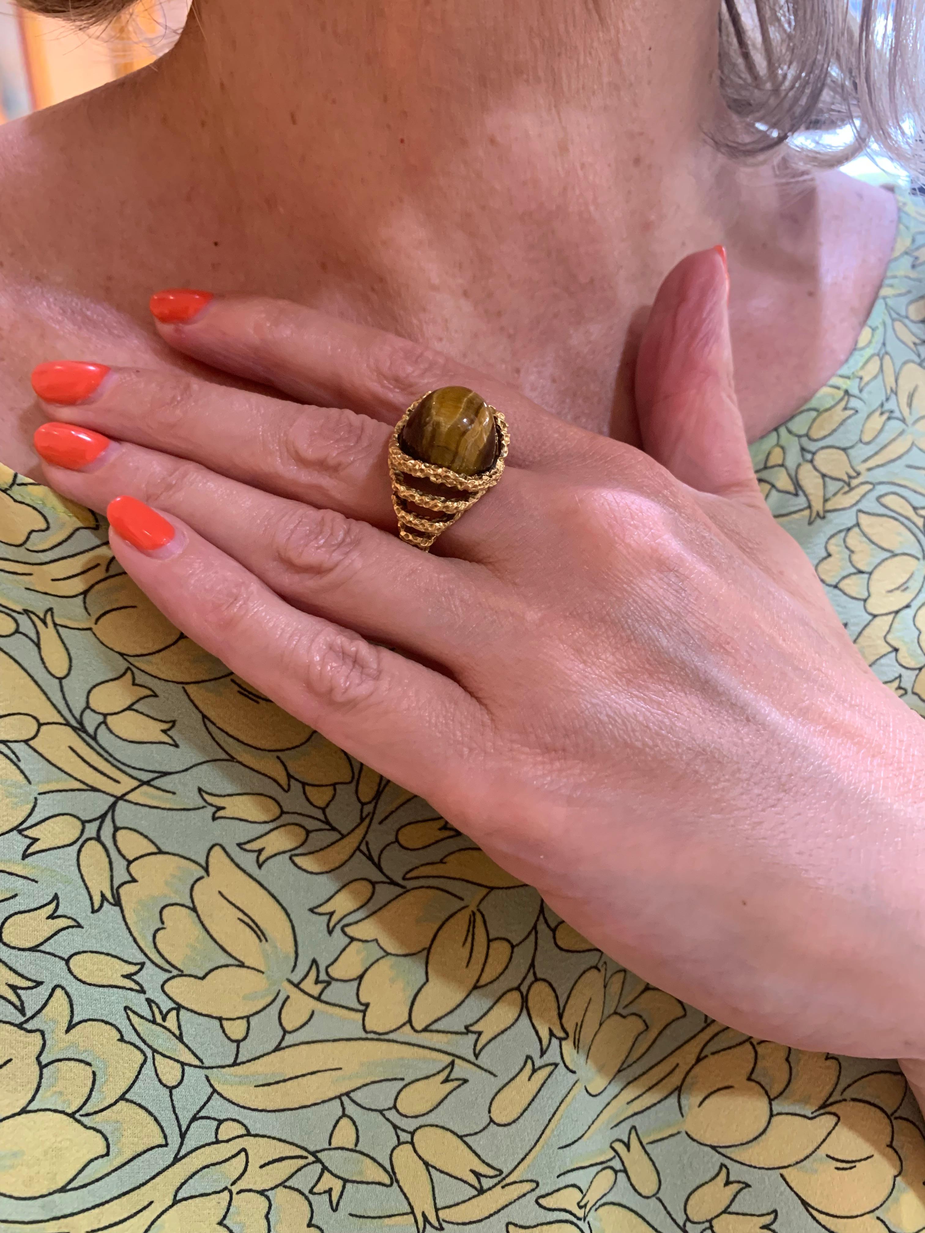 Taille cabochon Bague vintage en or jaune 18 carats avec cabochon œil de tigre en vente