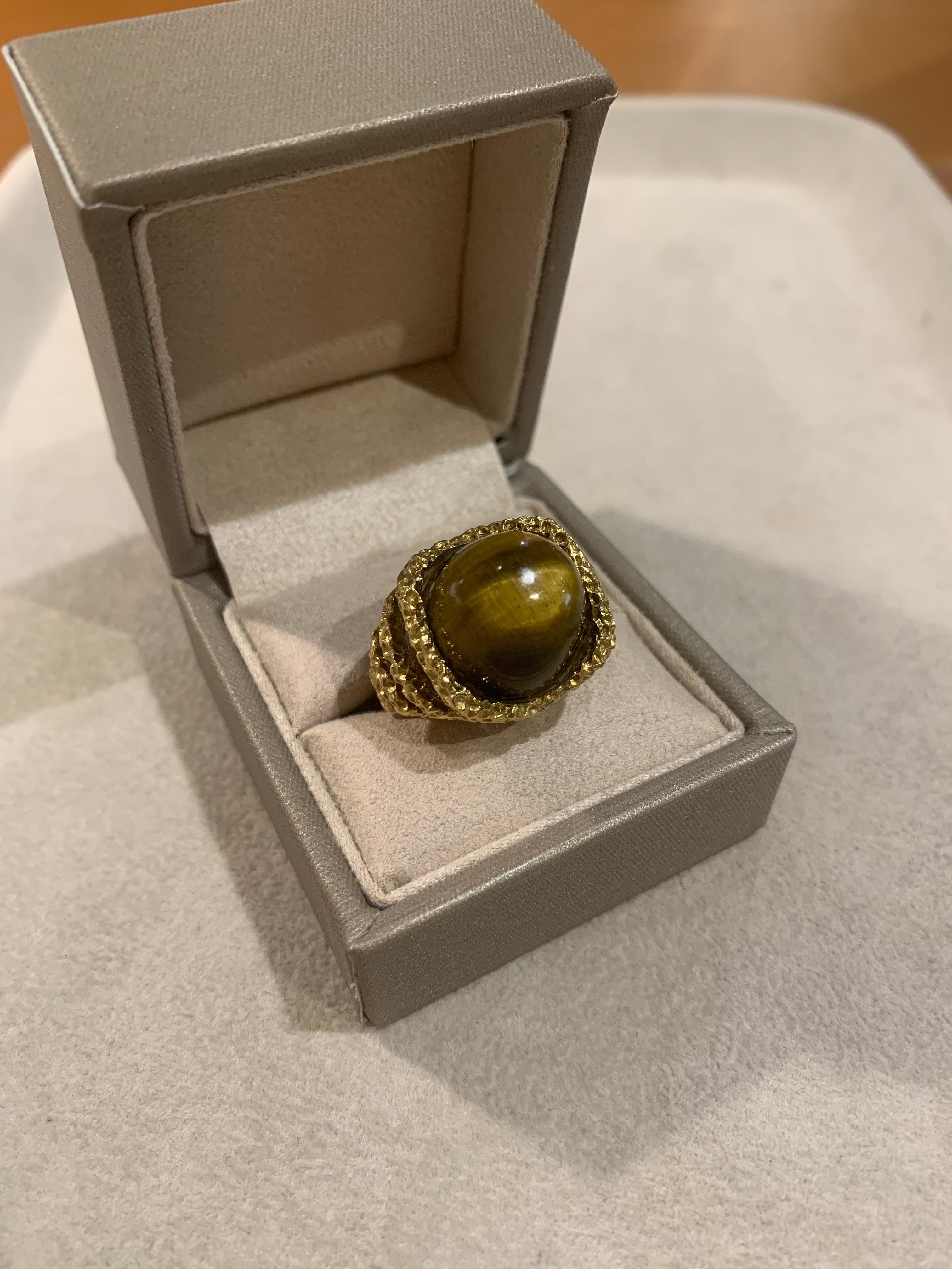 Cabochon Vintage Tiger's Eye cabochon 18 Carats Yellow Gold Ring For Sale