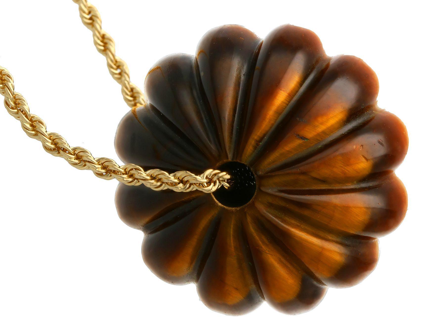 Vintage Tigers Eye and 14k Yellow Gold Pendant, circa 1970 For Sale 1