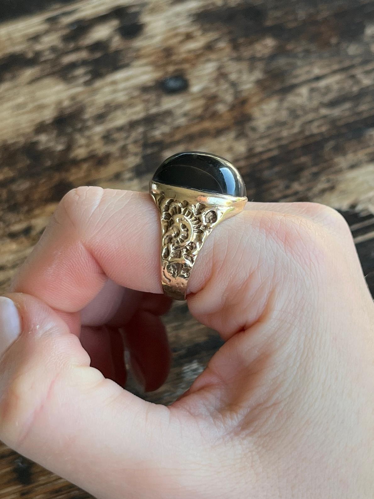 Questa pietra occhio di tigre è davvero affascinante. Il colore è il classico marrone con sottili strisce di marrone più scuro che lo attraversano. La montatura è realizzata in oro 9ct. Marchio di garanzia Londra 1974.

Dimensioni: T 1/2 o 9