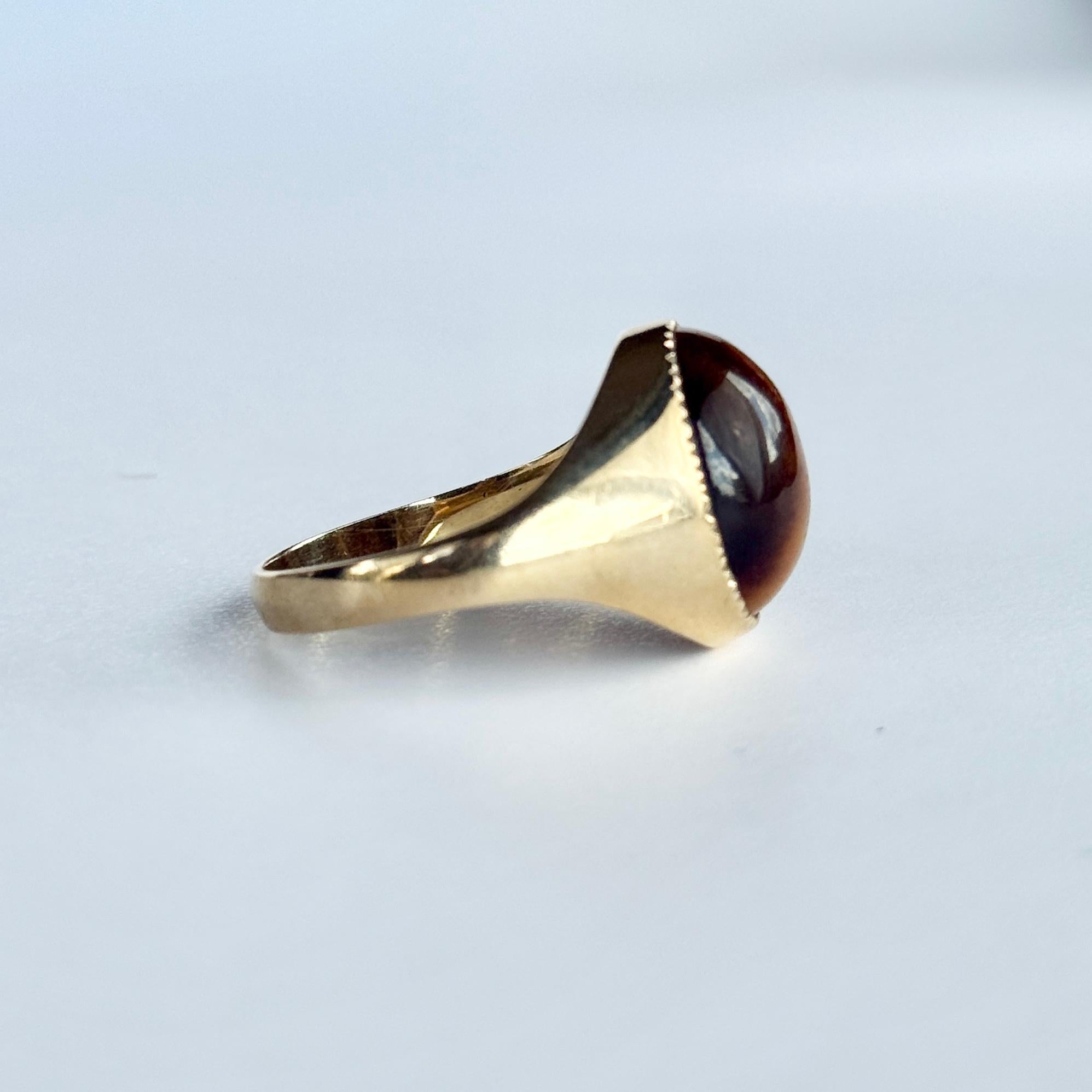 Questa pietra occhio di tigre è davvero affascinante. Il colore è il classico marrone con sottili strisce di marrone più scuro che lo attraversano. La montatura è realizzata in oro 9ct. 

Dimensioni: Y o 12
Dimensioni della faccia: 16x12 mm 

Peso: