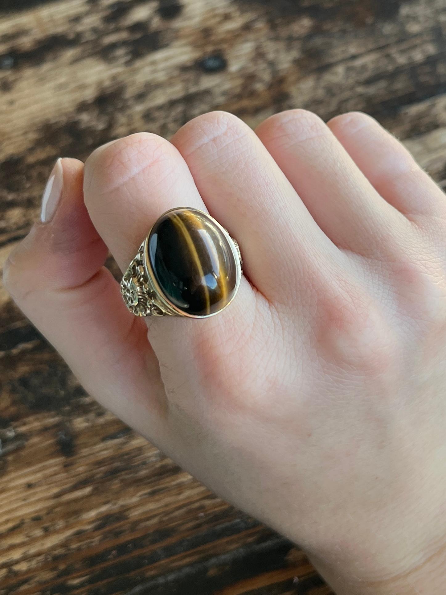 Moderno Anello con occhio di tigre e oro 9 carati d'epoca in vendita