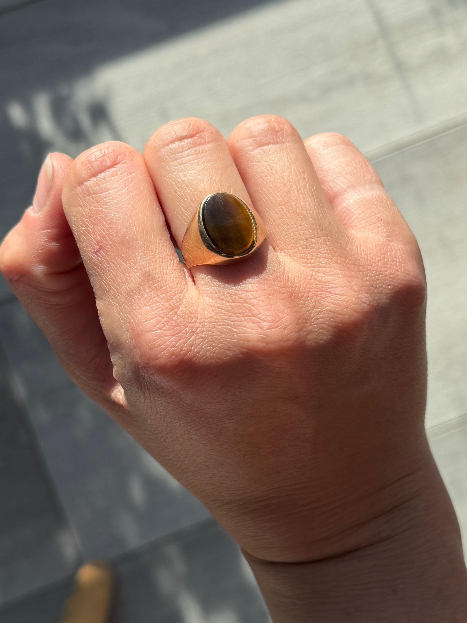 Cabochon Anello con occhio di tigre e oro 9 carati d'epoca in vendita
