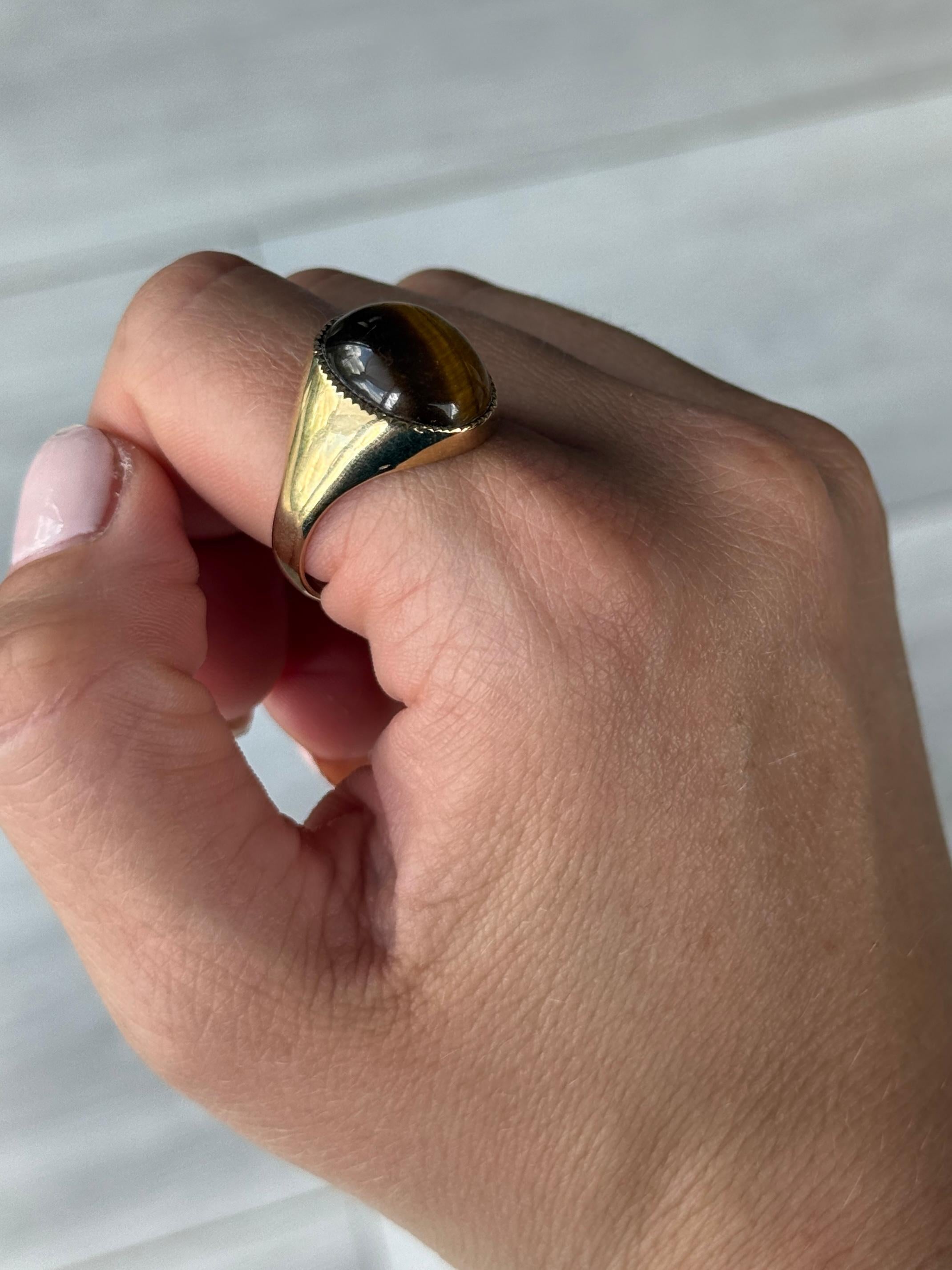 Cabochon Anello con occhio di tigre e oro 9 carati d'epoca in vendita