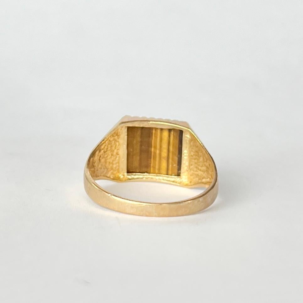 Vintage Tigers Eye and 9 Carat Gold Signet Ring In Good Condition For Sale In Chipping Campden, GB