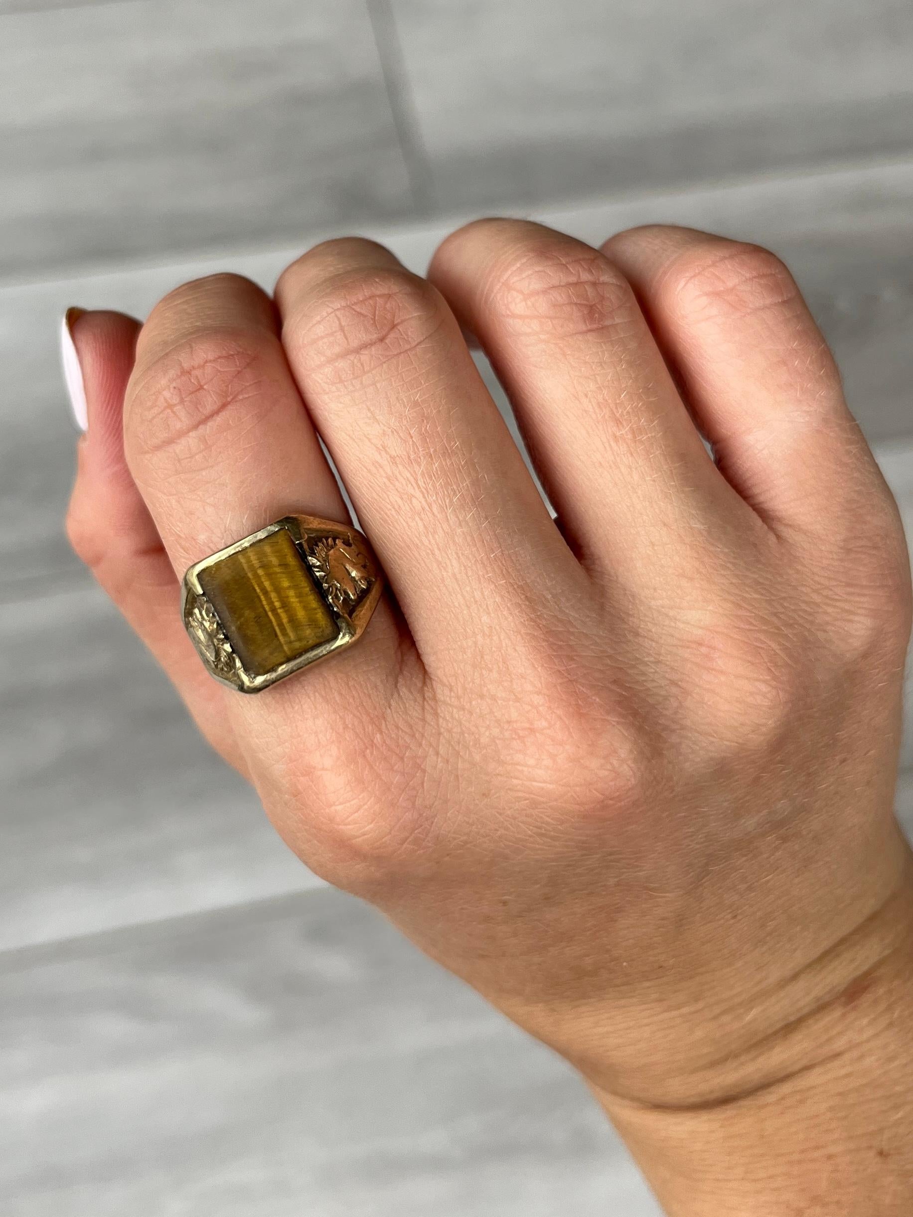 Vintage Tigers Eye and 9 Carat Gold Signet Ring In Good Condition For Sale In Chipping Campden, GB