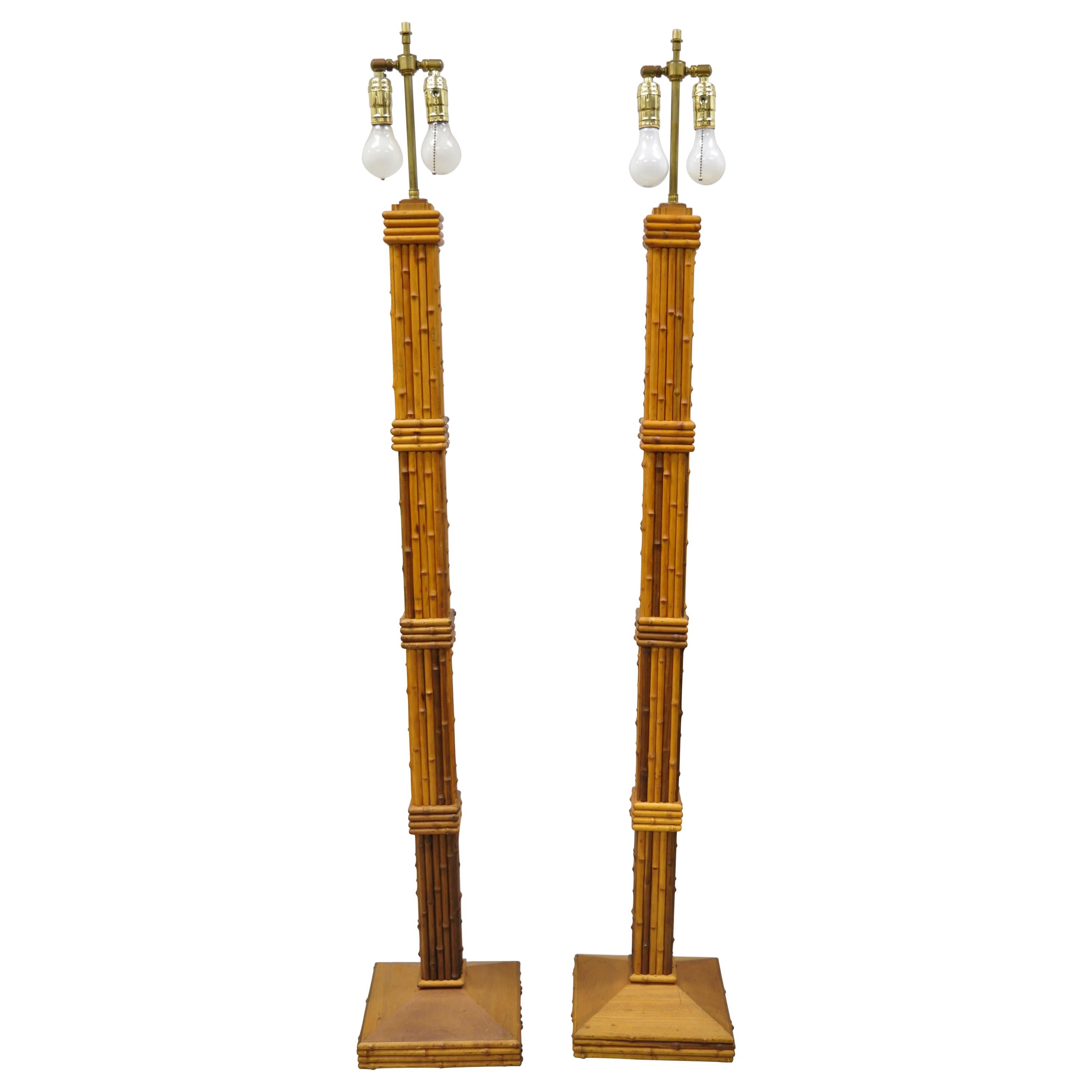 Paire de lampadaires vintage Tiki Rattan Hollywood Regency en bois et faux bambou