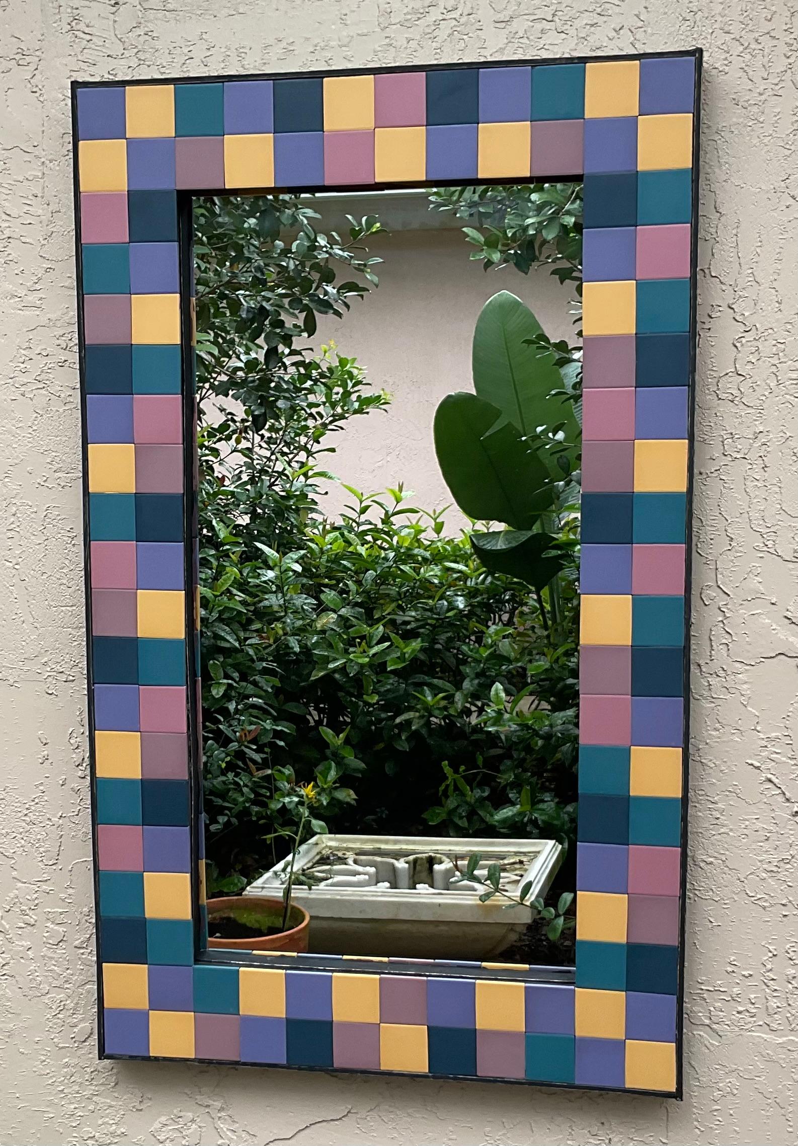 

Eleva l'arredamento della tua casa con questo squisito e raro specchio a mosaico di piastrelle vintage, un vero e proprio pezzo artistico realizzato dal rinomato artista Joseph Malekan. Questo non è un semplice specchio: è un mix unico di