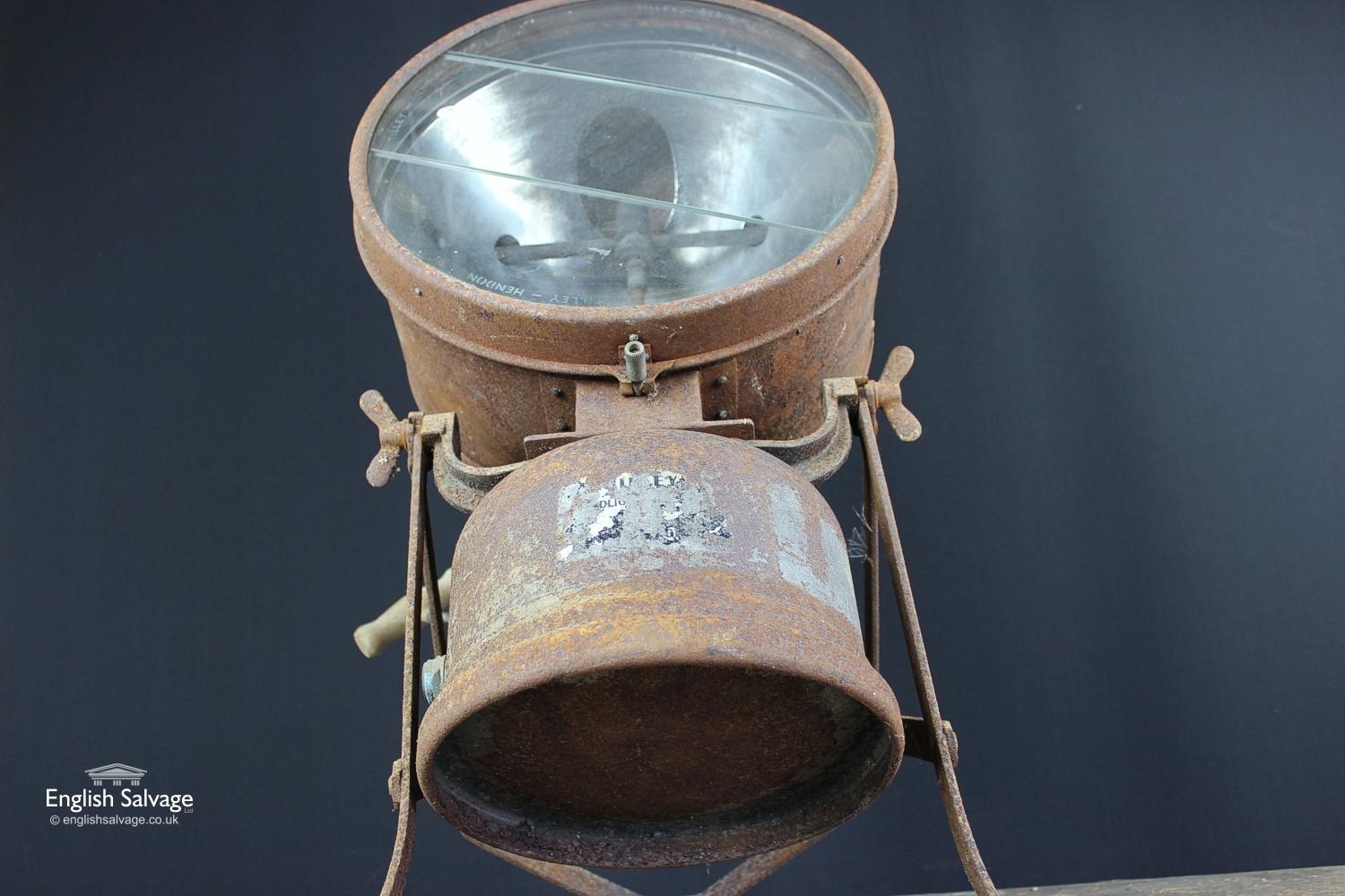 Lampada a proiettore vintage Tilley Hendon risalente agli anni '40. Il vetro anteriore è diviso in tre sezioni e presenta l'incisione Tilley Hendon su tutti i pezzi. L'adesivo originale è ancora visibile sulla parte anteriore. Ha un serbatoio